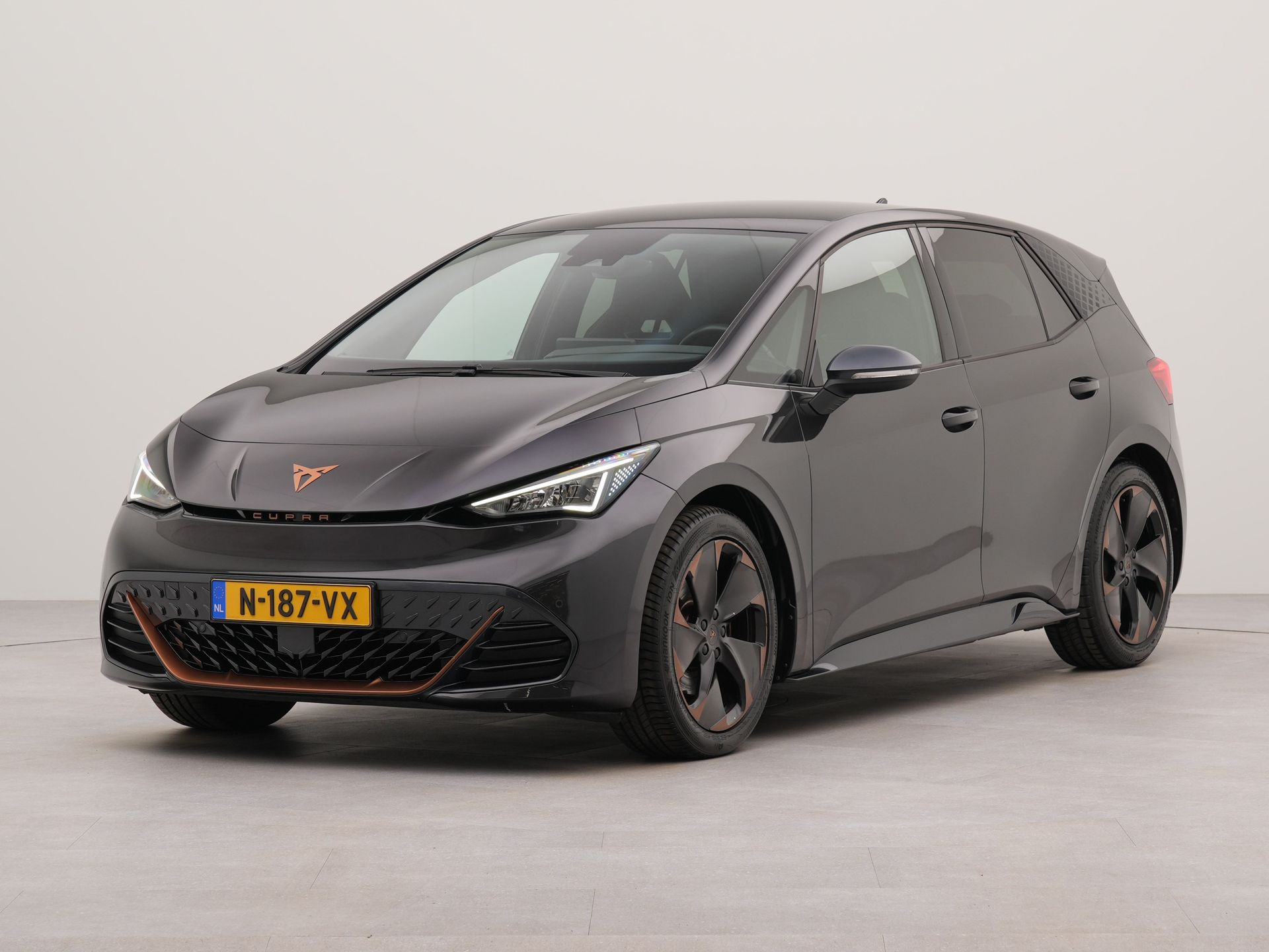 CUPRA Born Business One 62 kWh | SoH 94,5% | Apple carplay | Navigatie | Parkeersensoren voor en achter | Voorstoelen verwarmd | Achteruitrij camera |