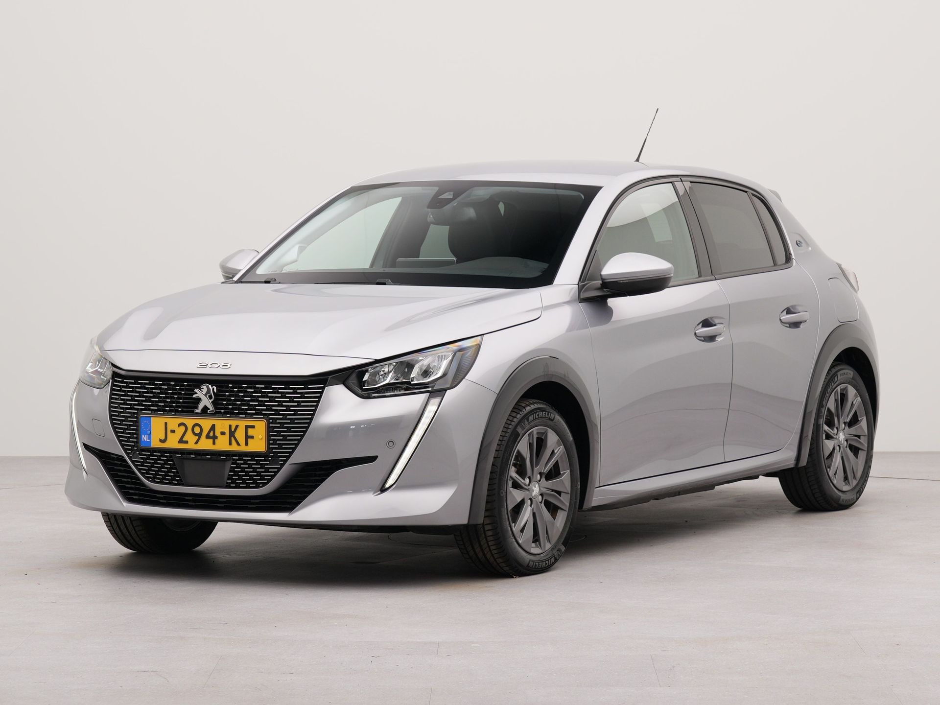 Peugeot e-208 EV Allure 50 kWh | Apple Carplay | Parkeerhulp voor en achter | Navigatie | Verwarmde voorstoelen |Achteruitrij camera |