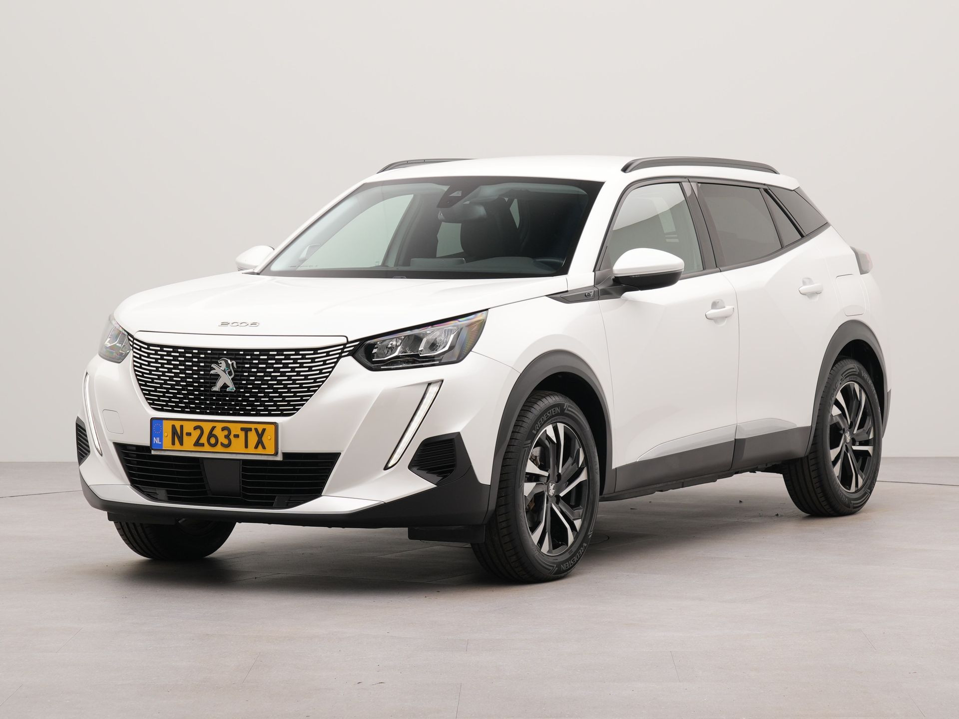 Peugeot e-2008 EV Allure 50 kWh incl. afneembare trekhaak | SoH 92,9%  | Apple Carplay | Navigatie | Achteruitrij camera | Afneembare trekhaak | Parkeersensoren  achter |