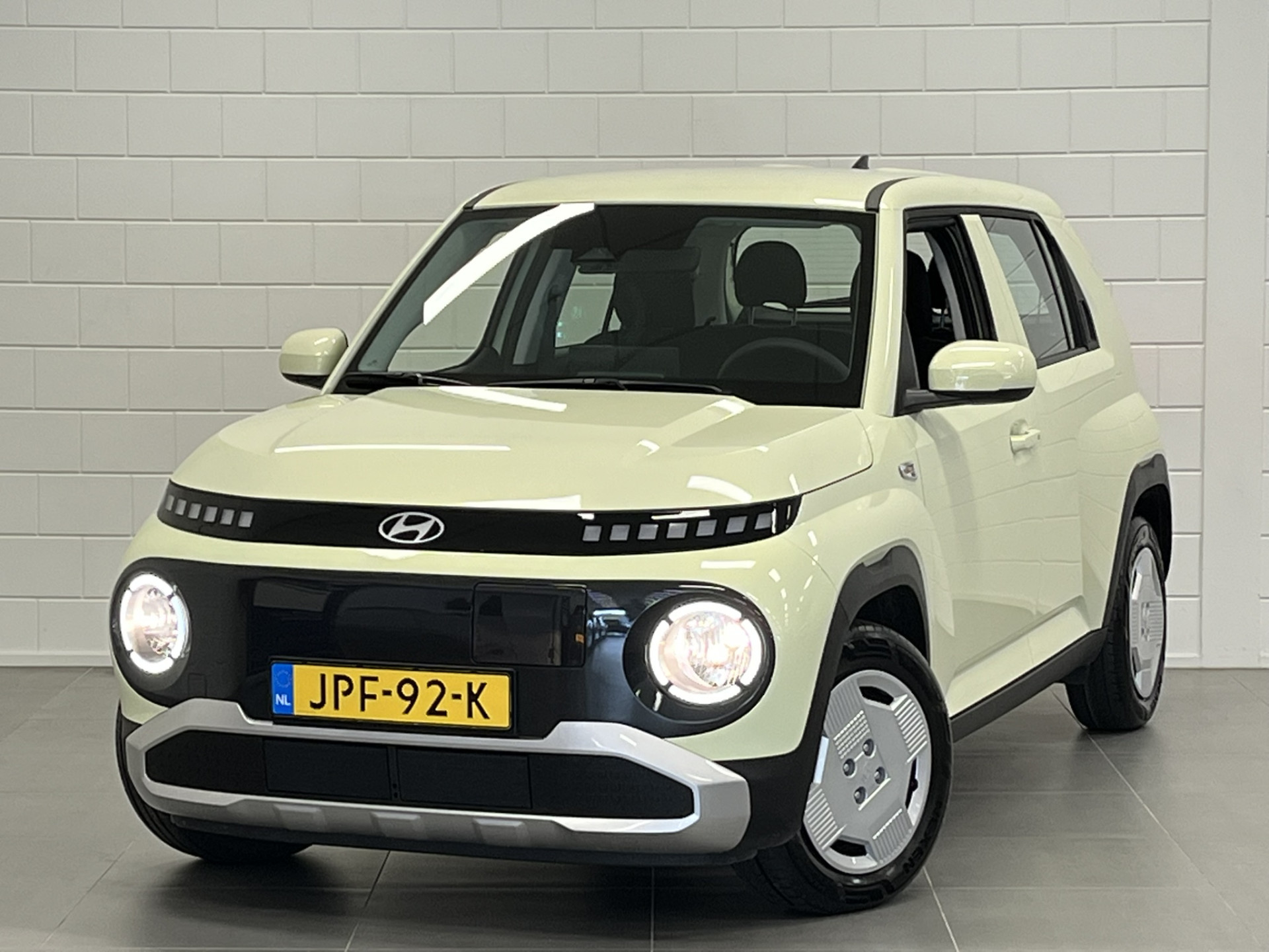 Hyundai Inster E-Motion 49 kWh NAVIGATIE | AIRCO | PARKEERCAMERA | LONG RANGE | BESCHIKBAAR VANAF 21-05-2026 Uit voorraad leverbaar!