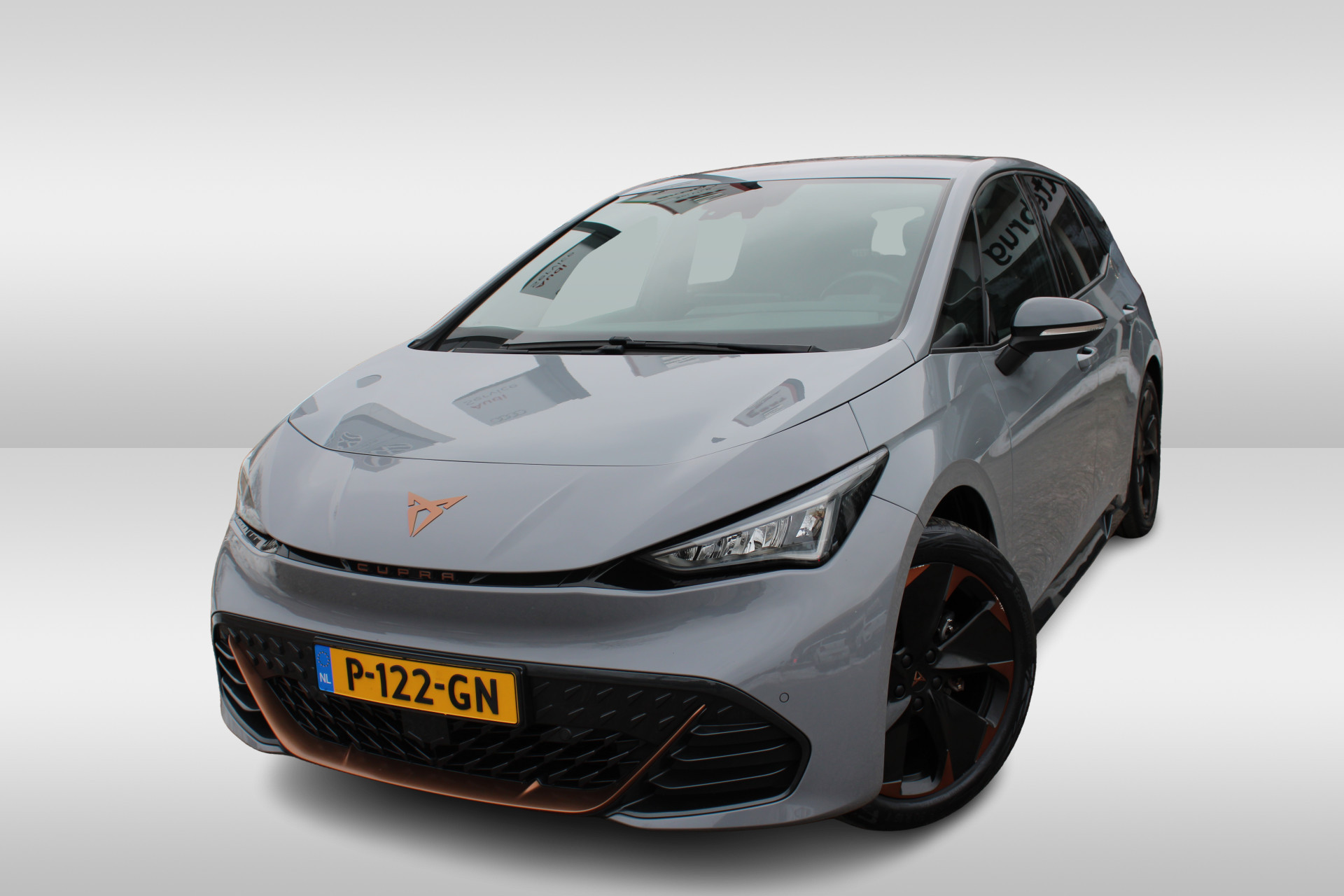 CUPRA Born Performance One 204pk 62 kWh / Camera / LM 19'' / App-Connect / Navi / Verw. Voorstoelen / Elek. voorstoelen