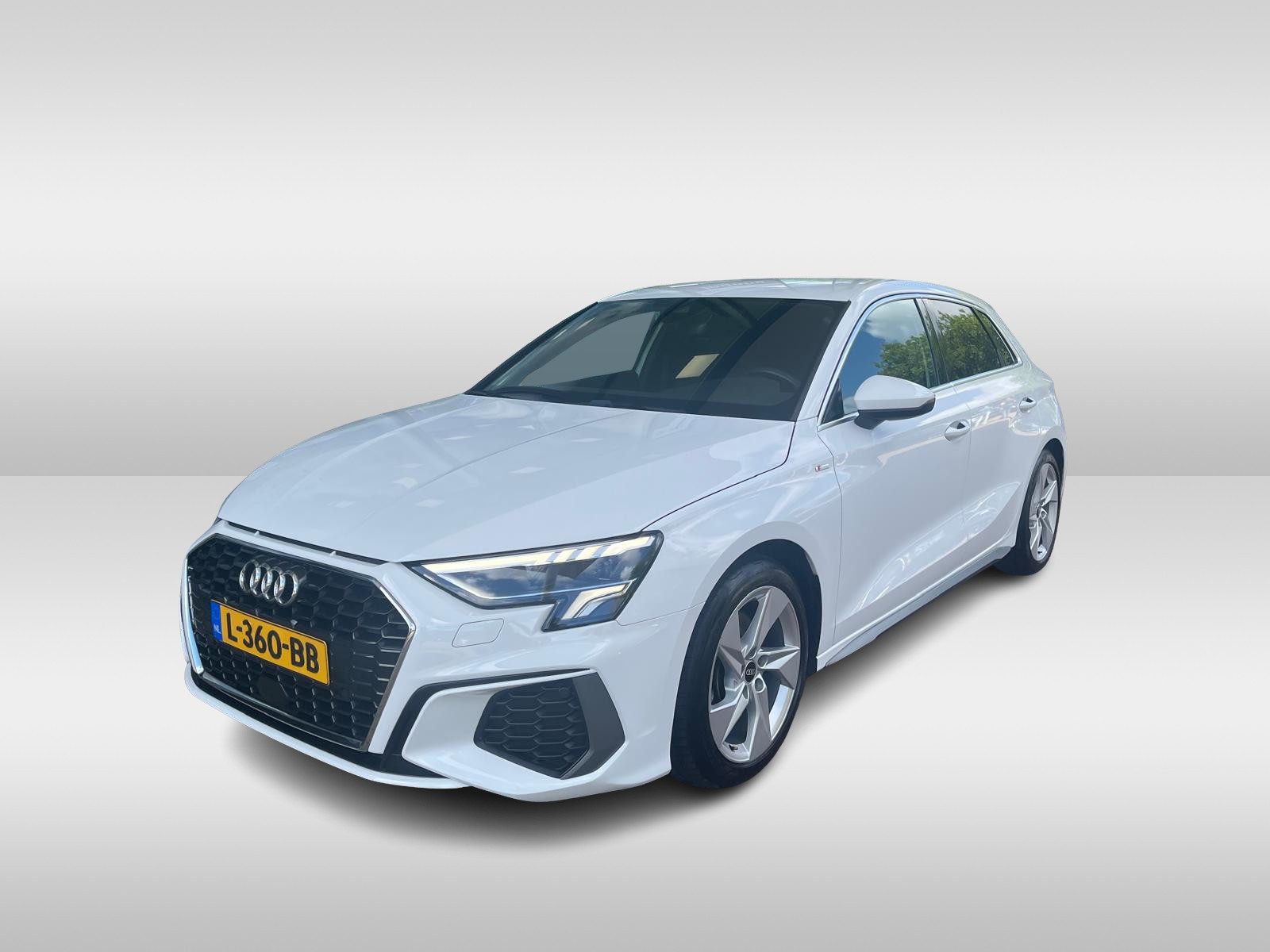 Audi A3 Sportback 30 TFSI S edition / LED / S-Line Interieur & Exterieur / Navigatie / Camera / Donker Glas / 17