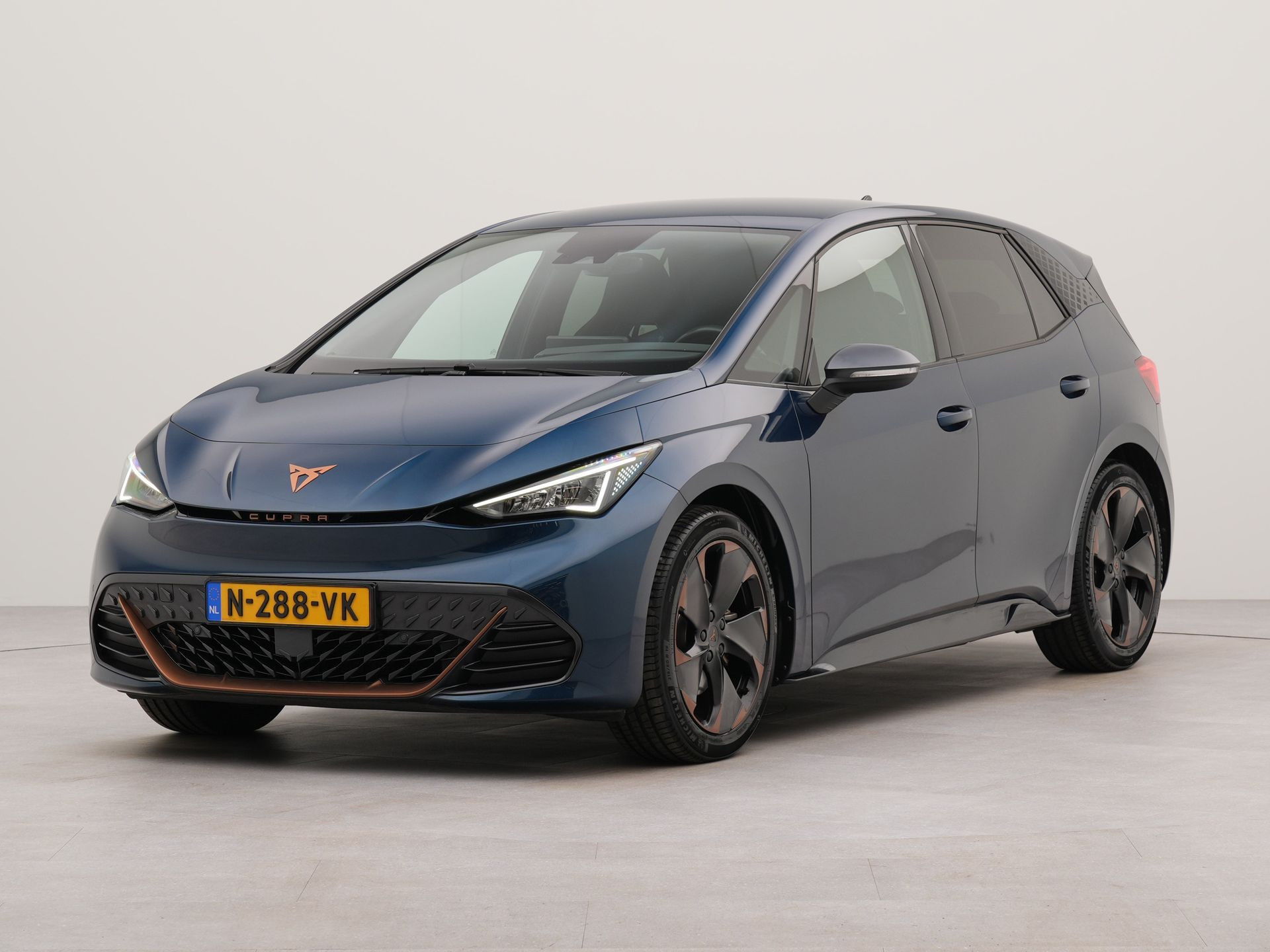 CUPRA Born Adrenaline One 62 kWh | Navigatie | Apple Carplay | Voorstoelen verwarmd | Achteruitrij camera | Parkeersensoren voor en achter |