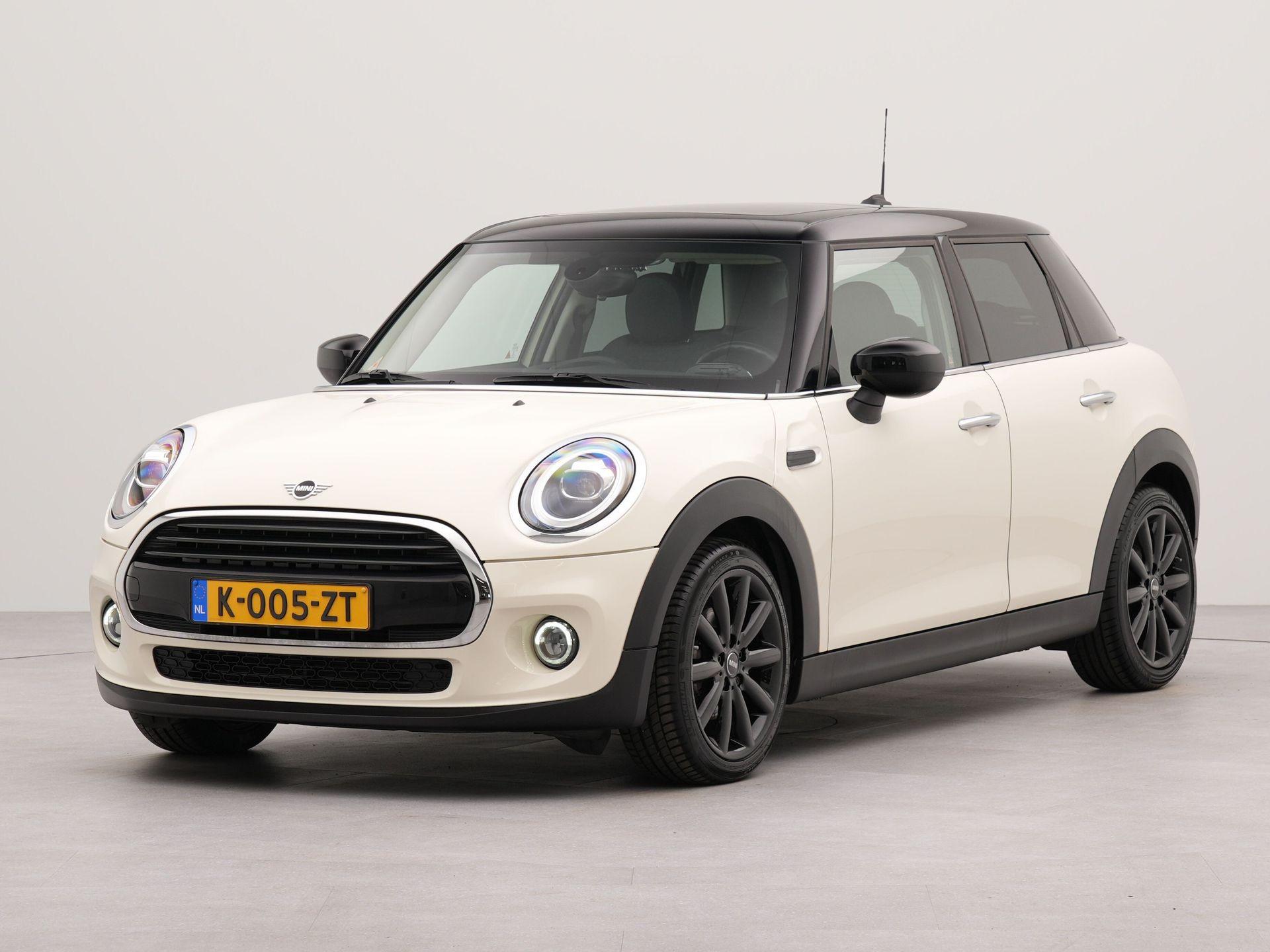 MINI Cooper Mini 1.5 Business Edition Automaat | Apple Carplay | Navigatie | Parkeersensoren achter | Electr. schuifkantel panoramadak |