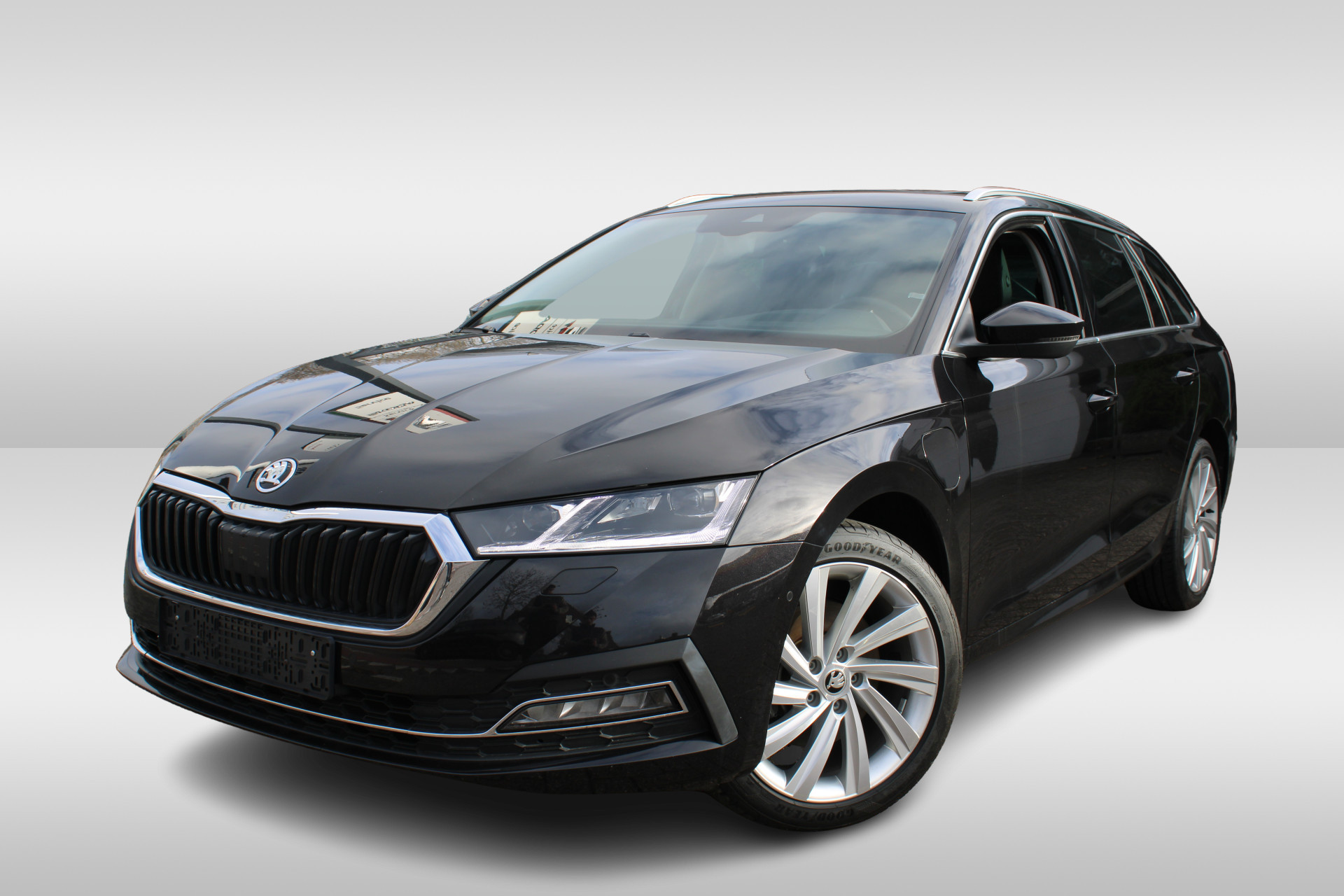 Škoda Octavia Combi 1.4 TSI iV 204pk DSG PHEV Business Edition Plus / Panorama dak / Leder / Navigatie / LM 18 inch / Park assist / Camera / LED Matrix / Head up Display