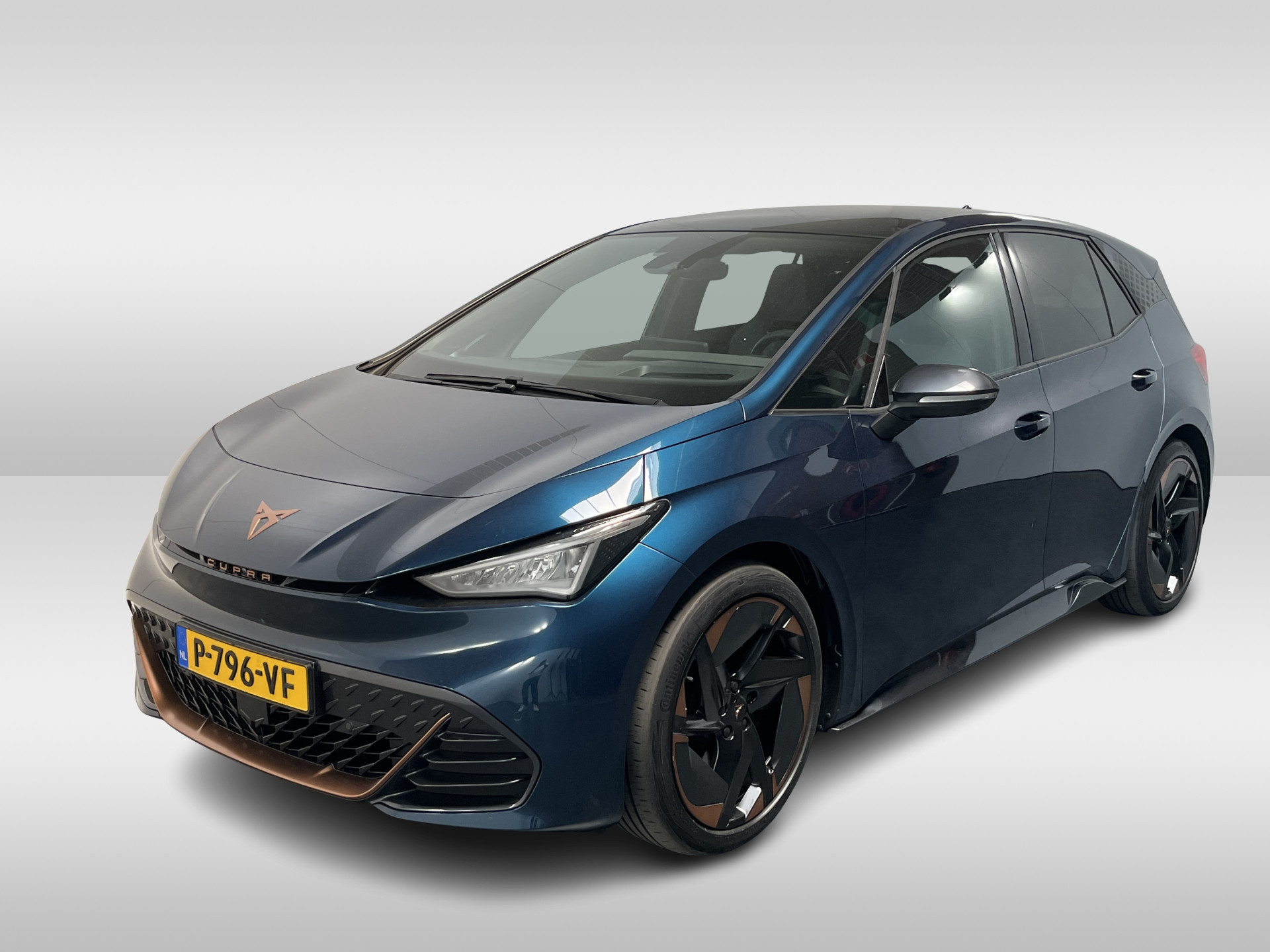 CUPRA Born Copper Edition One 62 kWh / SOH 94%/ PANO/ 360 CAMERA/ PARK. SENSOREN/ HEAD-UP DISPLAY/ STOELMASSAGE/ FULL LINK/ LED/ STOEL-STUURVERWARM./ ADAPT. CRUISE/ NAVI/ CLIMA/ DAB