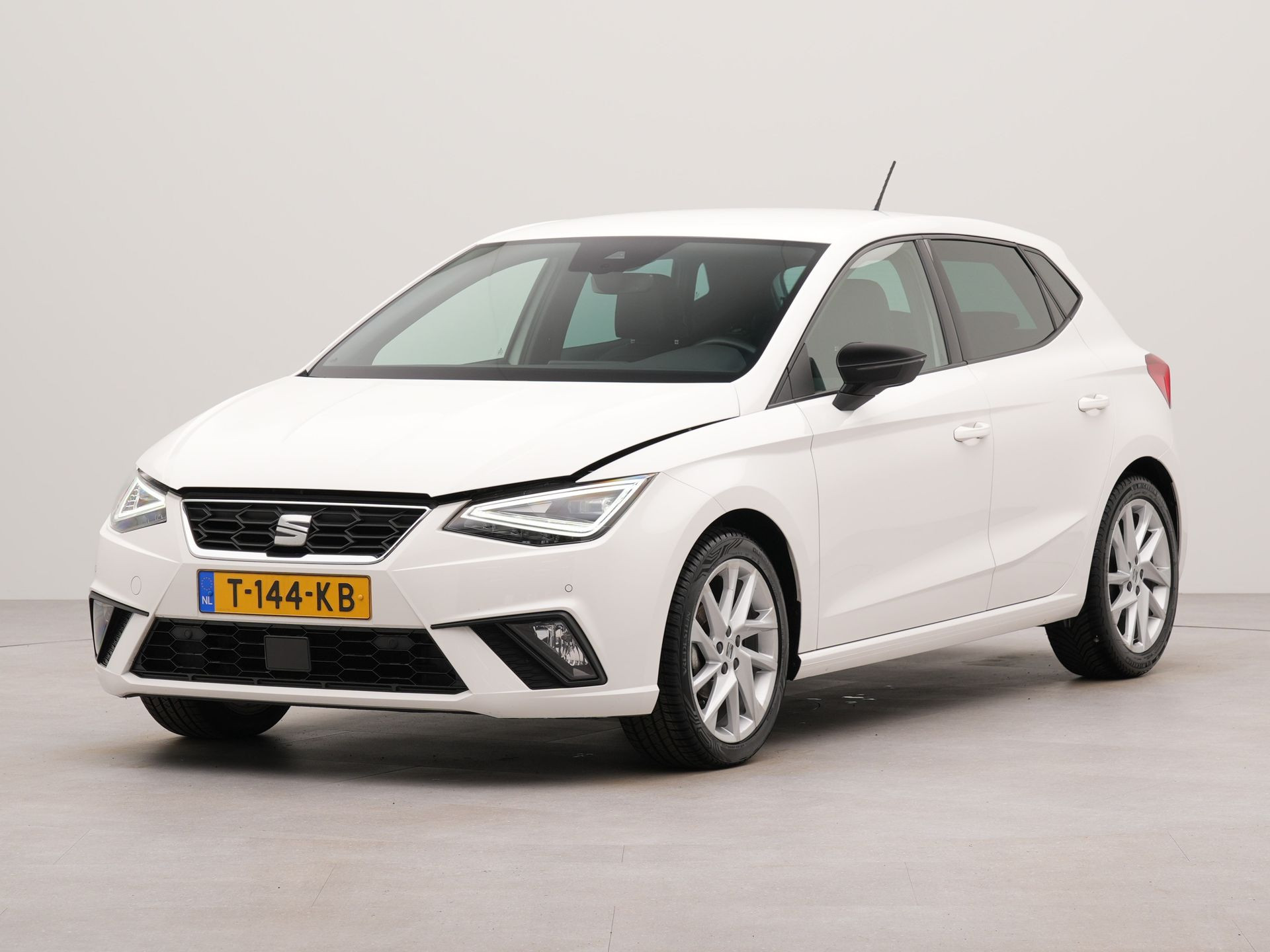 SEAT Ibiza 1.0 EcoTSI FR Business Connect | Apple Carplay | Navigatie | Achteruitrij camera | Bluetooth | Parkeersensoren voor en achter | Sportstoelen | Voorstoelen verwarmd |