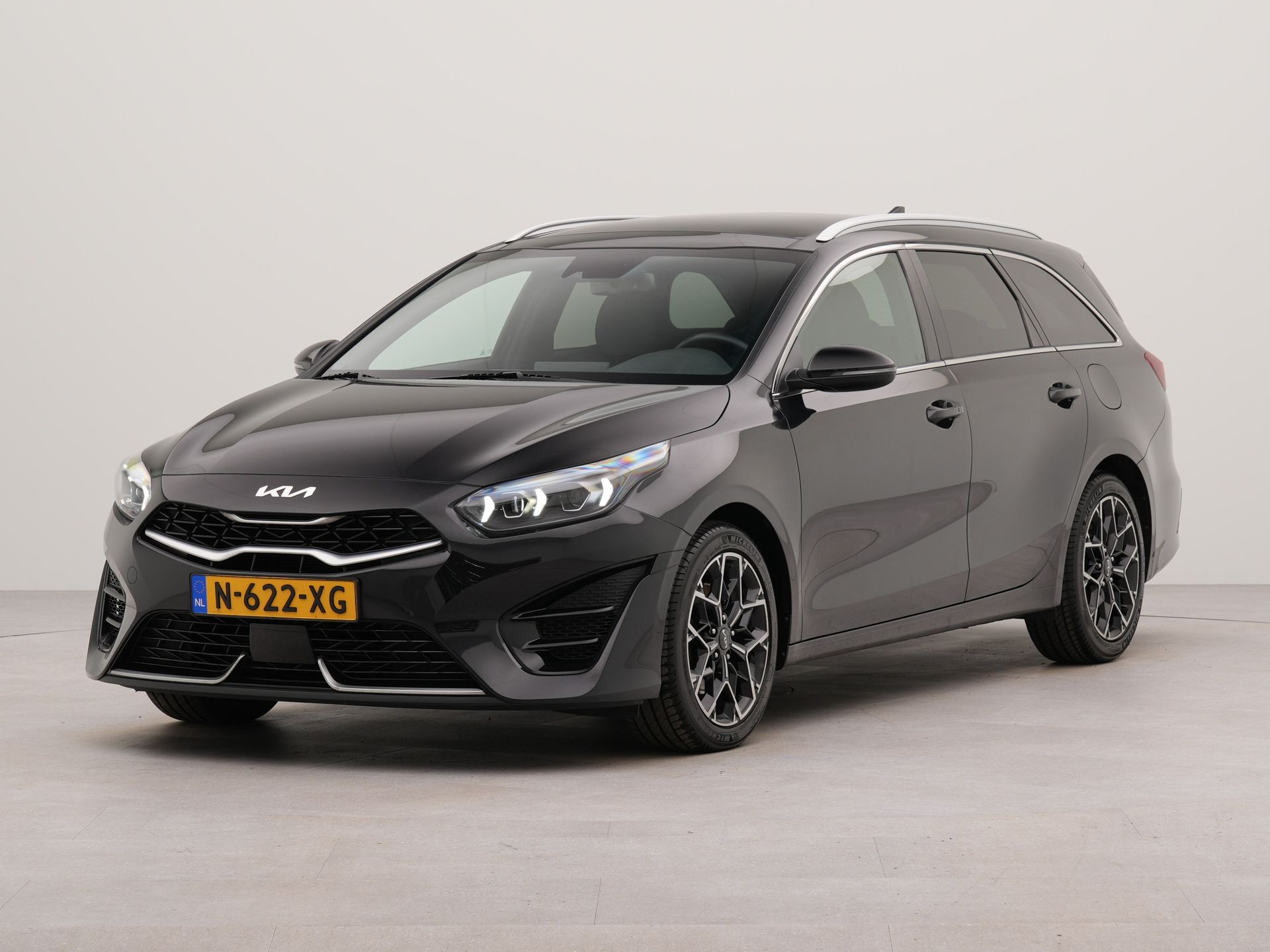 Kia Ceed Sportswagon 1.5 T-GDi GT-Line | Elektr. glazen schuif-/kanteldak | Apple Carplay | Navigatie | Stuur verwarmd | Achteruitrij camera | Parkeersensoren  achter | Dodehoek detector | Voorstoelen verwarmd | Sportstoelen |