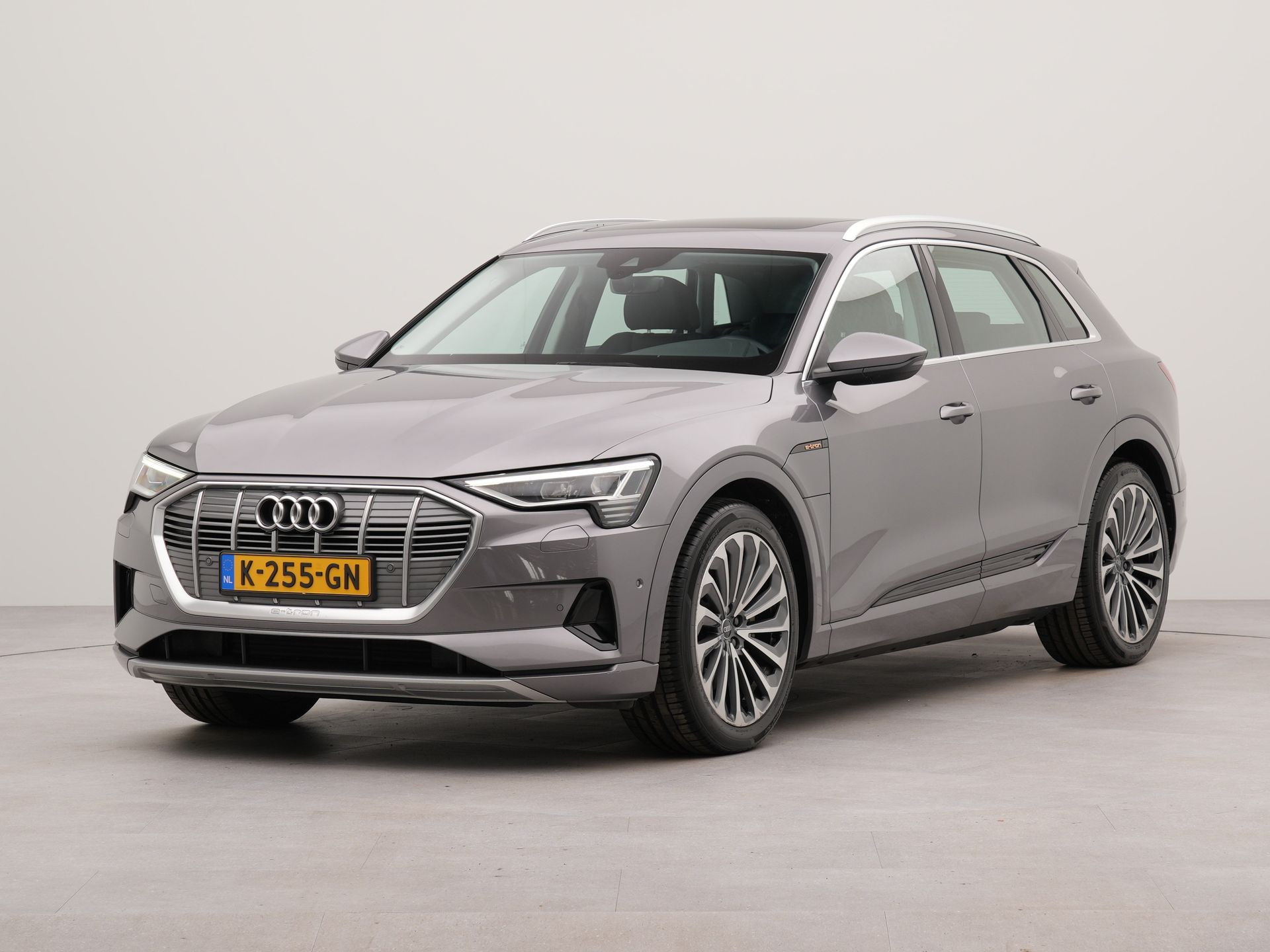 Audi e-tron 55 quattro Business edition Plus 95 kWh | SoH 91,8% | Electr.schuif panorama dak | Electr.voorstoelen | Wifi | Wartemwerend glas | Apple Carplay | Spraakbediening |  Achteruitrij camera | Parkeersensoren voor en achter |