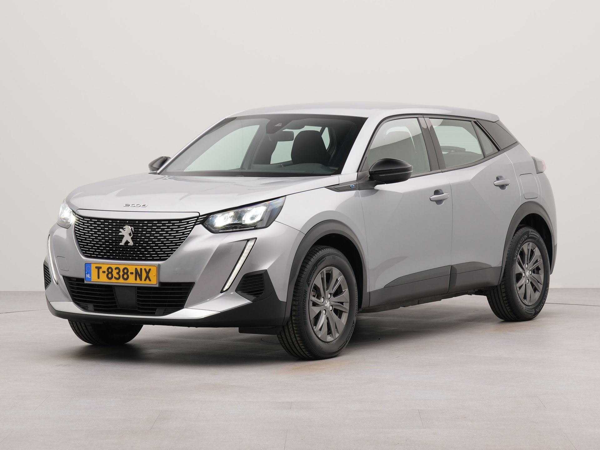 Peugeot e-2008 EV Active Pack 50 kWh | Apple Carplay & Android Auto | Cruise Control | Keyless Start | Lane Assist | Navigatie | DAB |