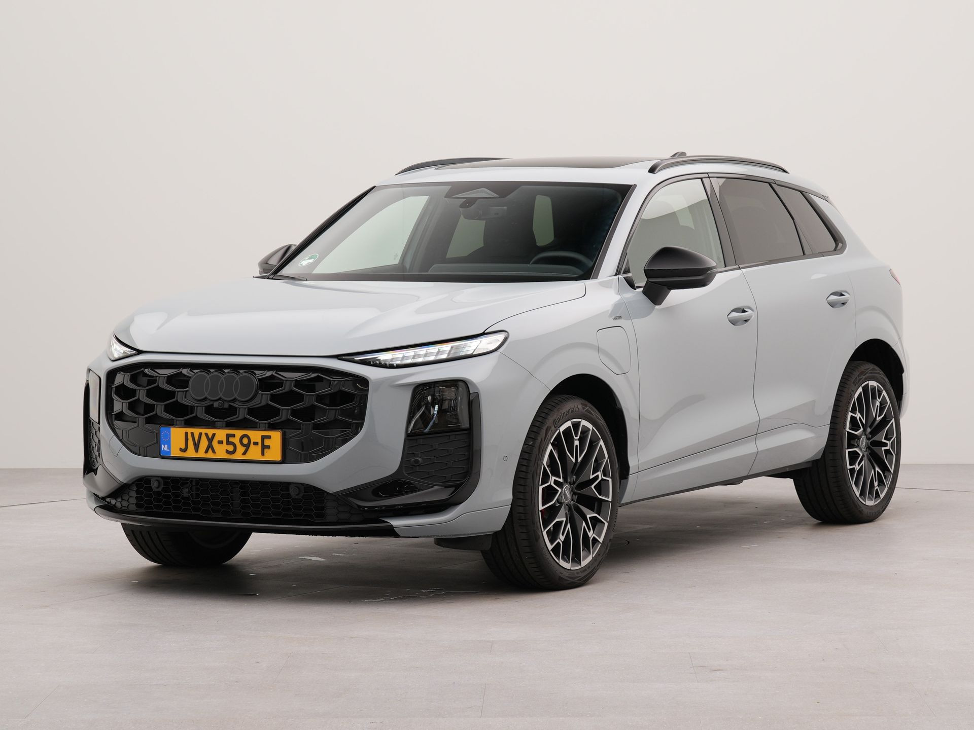 Audi Q3 1.5 200kW e-hybrid S edition Automaat panorama dak | Apple-Android carplay | Glazen panoramadak | Achteruitrij camera | Parkeersensoren voor en achter | Privacy glas | Electr.bedienbare voorstoelen | Geheugenfunctie bestuurdersstoel en spiege