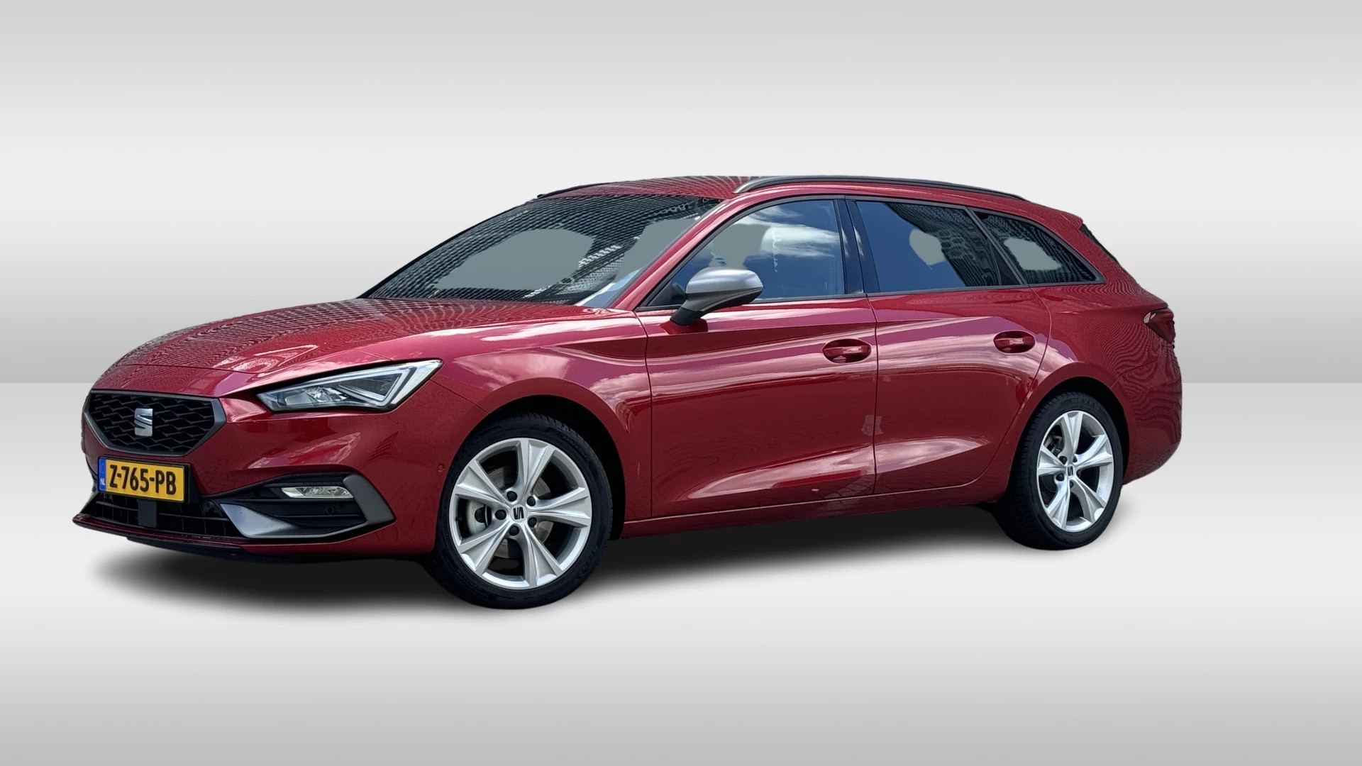 SEAT Leon Sportstourer 1.0 eTSI FR Business Intense / Sportstoelen / Parkeersensoren voor/achter / Elelektrische achterklep / Stoelverwarming / 17inch / Apple CarPlay