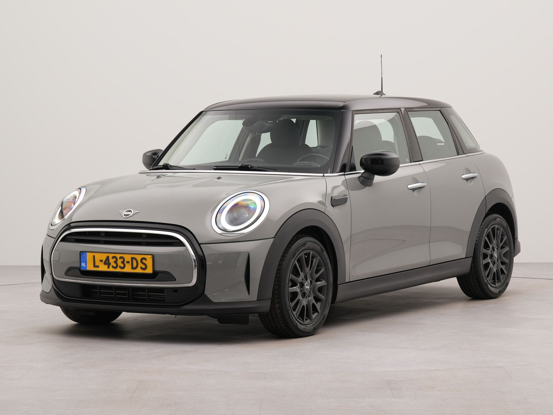 MINI Cooper Mini 1.5 Classic | Apple Carplay | Connected Services | Navigatie | Parkeersensoren voor en achter | Spraakbediening |
