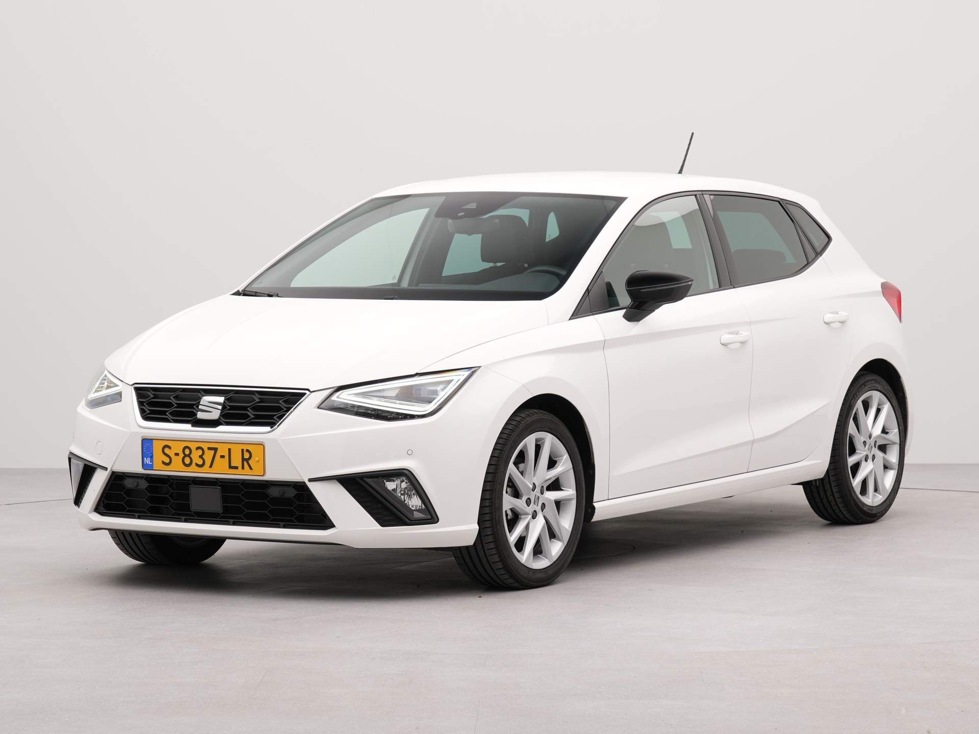 SEAT Ibiza 1.0 EcoTSI FR Business Intense | Navigatie by App | Airco | Sportstoelen | Middenarmsteun |