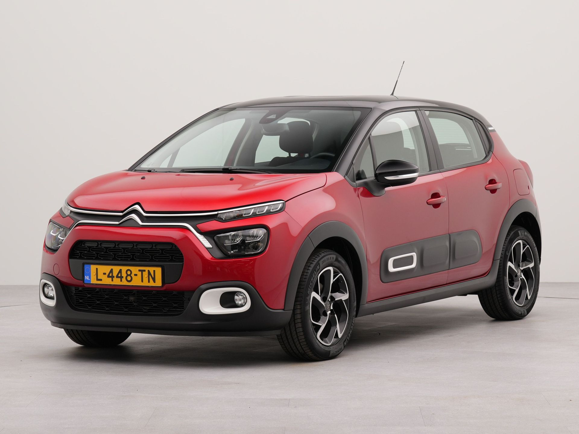 Citroën C3 1.2 PureTech Business | Apple Carplay | Navigatie | Achteruitrij camera | Bluetooth | Parkeersensoren achter |