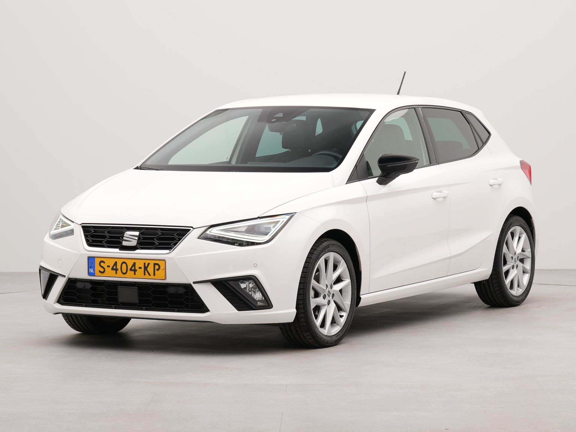 SEAT Ibiza 1.0 EcoTSI FR Business Intense | Apple Carplay | Bluetooth | Achteruitrij camera | Parkeersensoren voor en achter |  Navigatie |