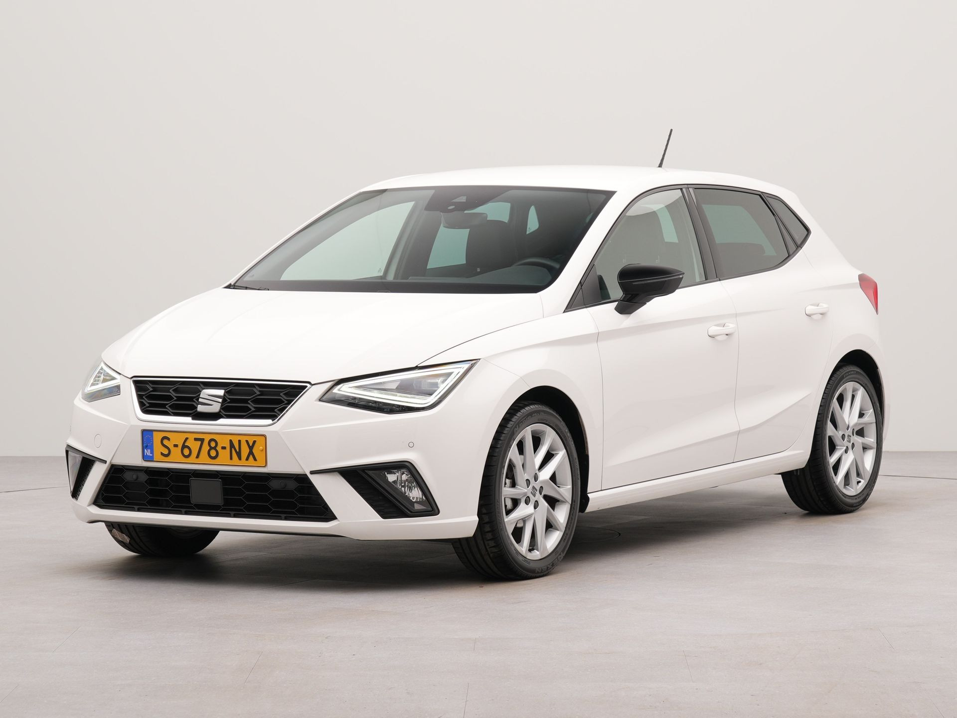 SEAT Ibiza 1.0 EcoTSI FR Business Intense | Apple Carplay | Bluetooth | Navigatie | Voorstoelen verwarmd | Achteruitrij camera | Parkeersensoren voor en achte |