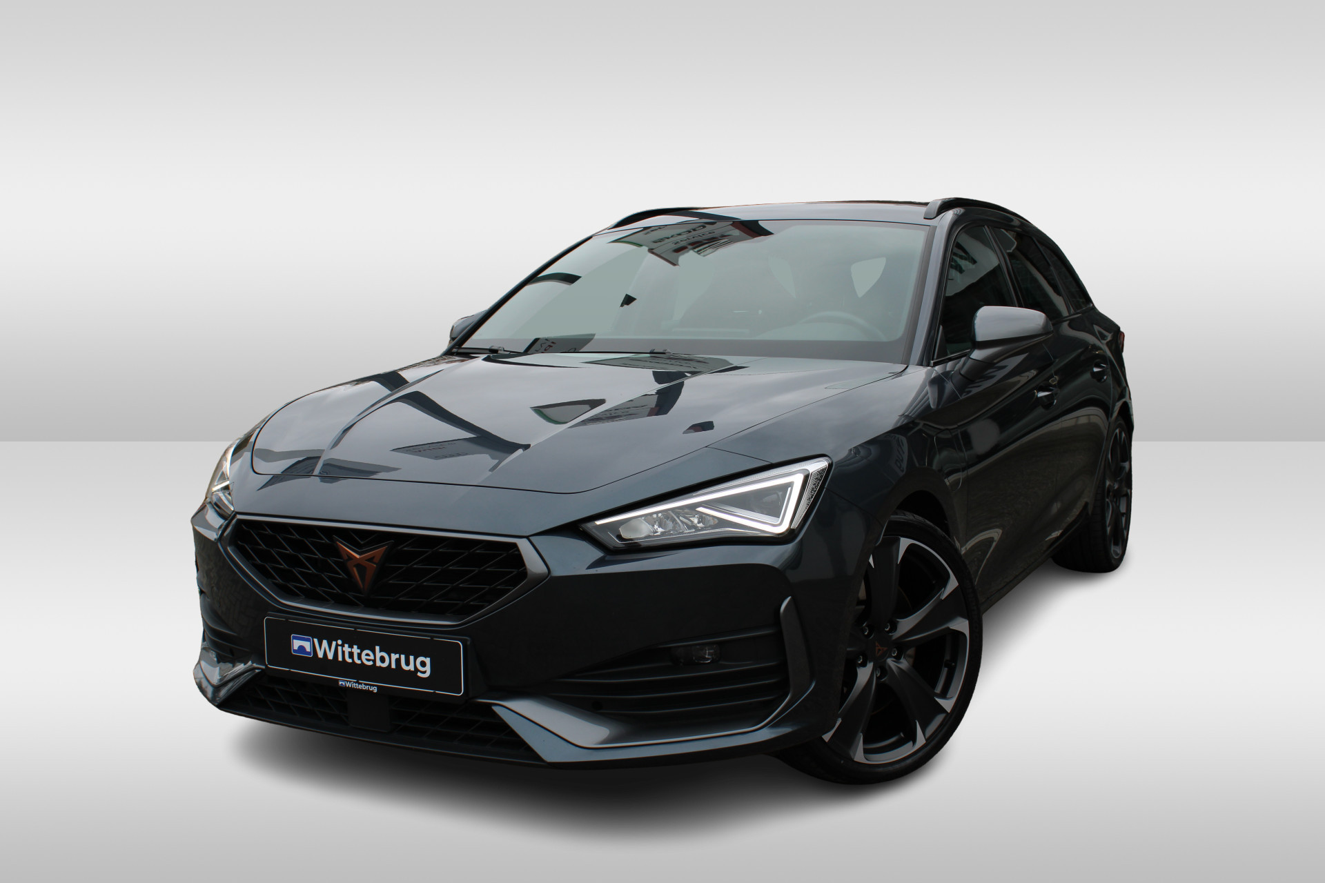 CUPRA Leon Sportstourer 1.4 e-Hybrid 245pk Performance DSG Automaat / Navigatie / LM 19 inch / Full Link APP / Parkeersensoren A/ Full LED