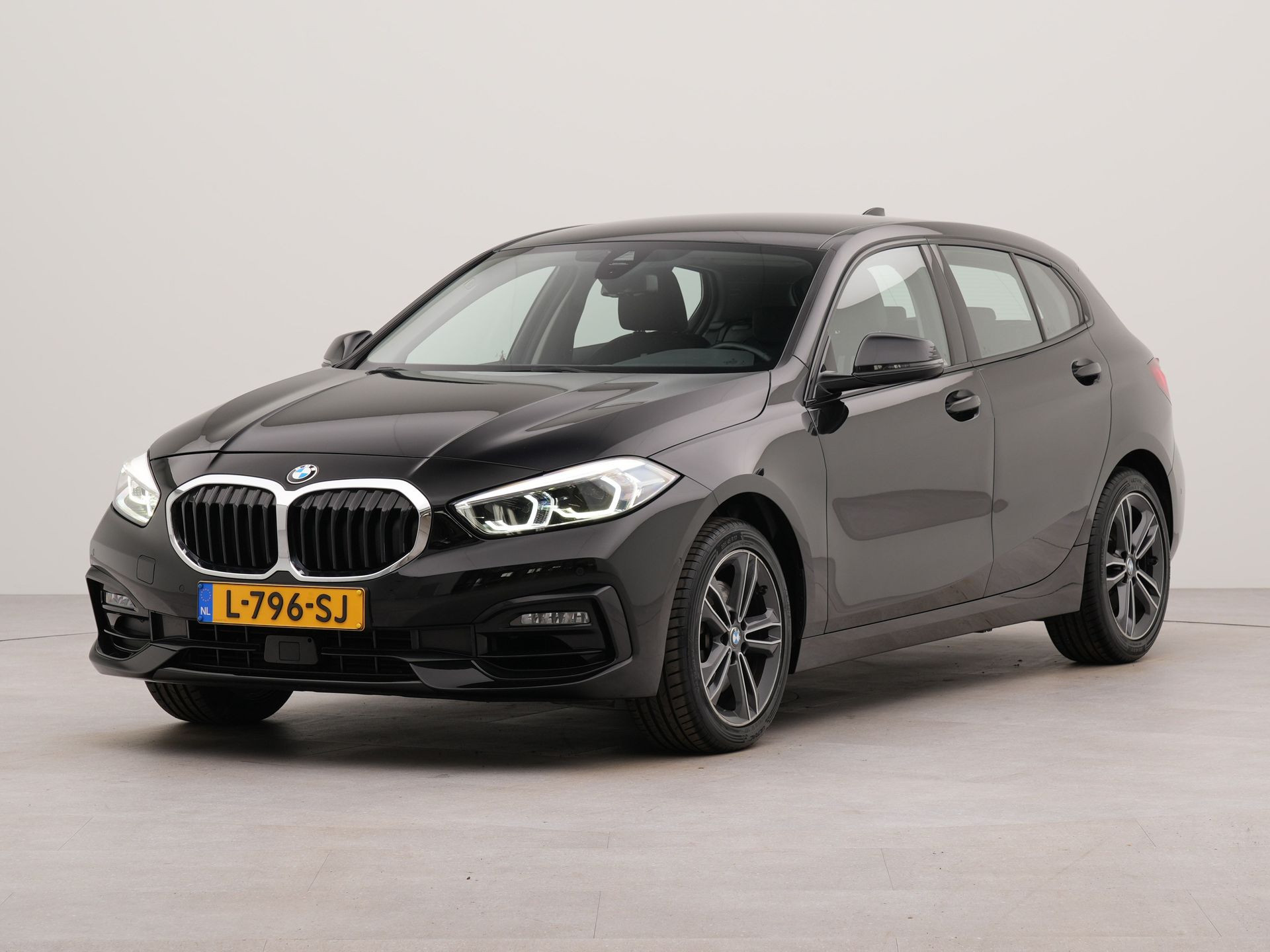 BMW 1 Serie 116i Executive Edition automaat | Apple Carplay | Navigatie | Sportstuur | Acheruitrij camera | Parkeersensoren voor en achter | Spraakbediening |