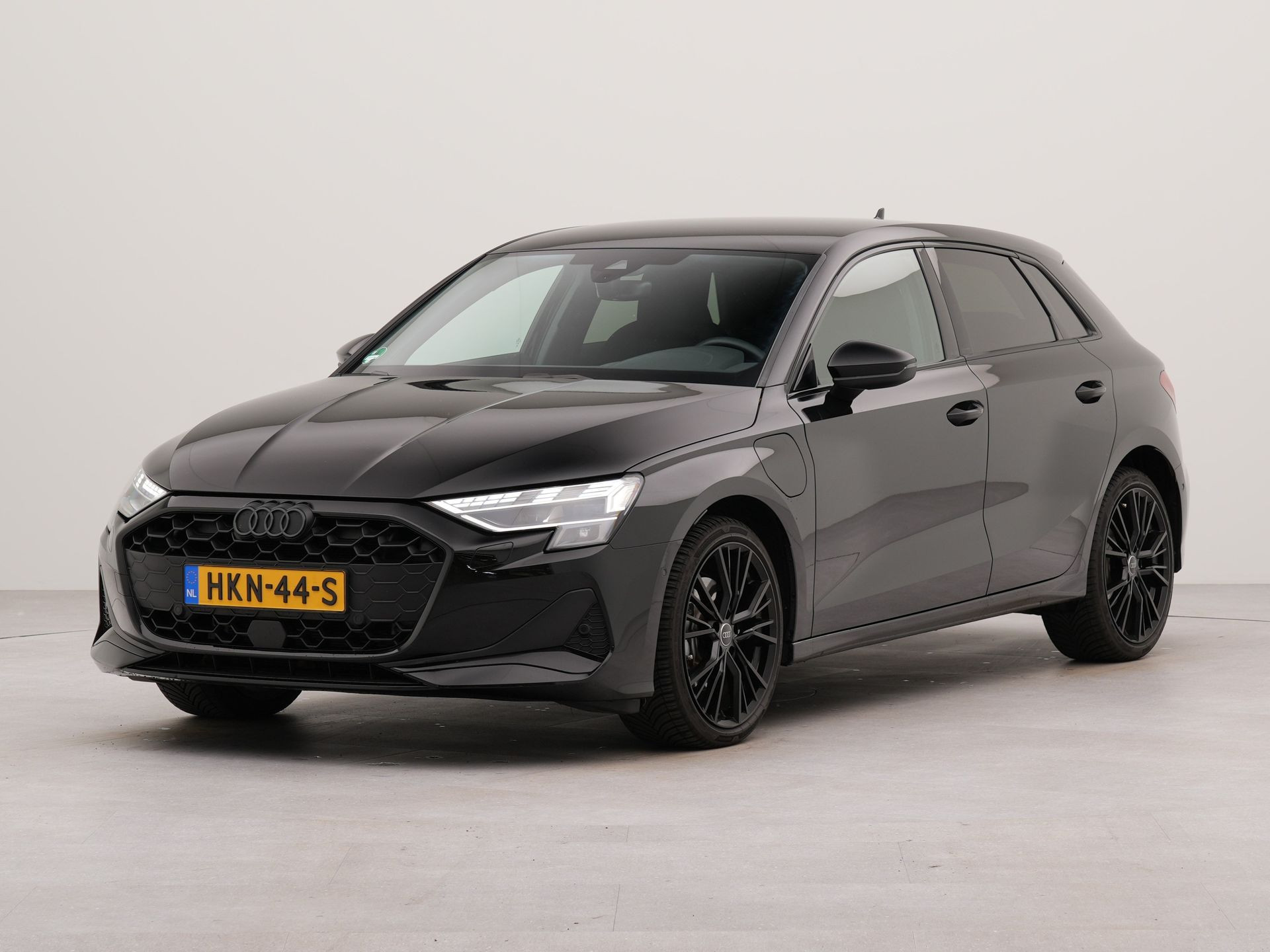 Audi A3 Sportback 40 TFSI e Advanced edition | Apple Carplay | Navigatie | Achteruitrij camera | Parkeersensoren achter | Voorstoelen verwarmd | Connected services | Warmtewerende voorruit | Wifi | Spraakbediening | Leder stuur |