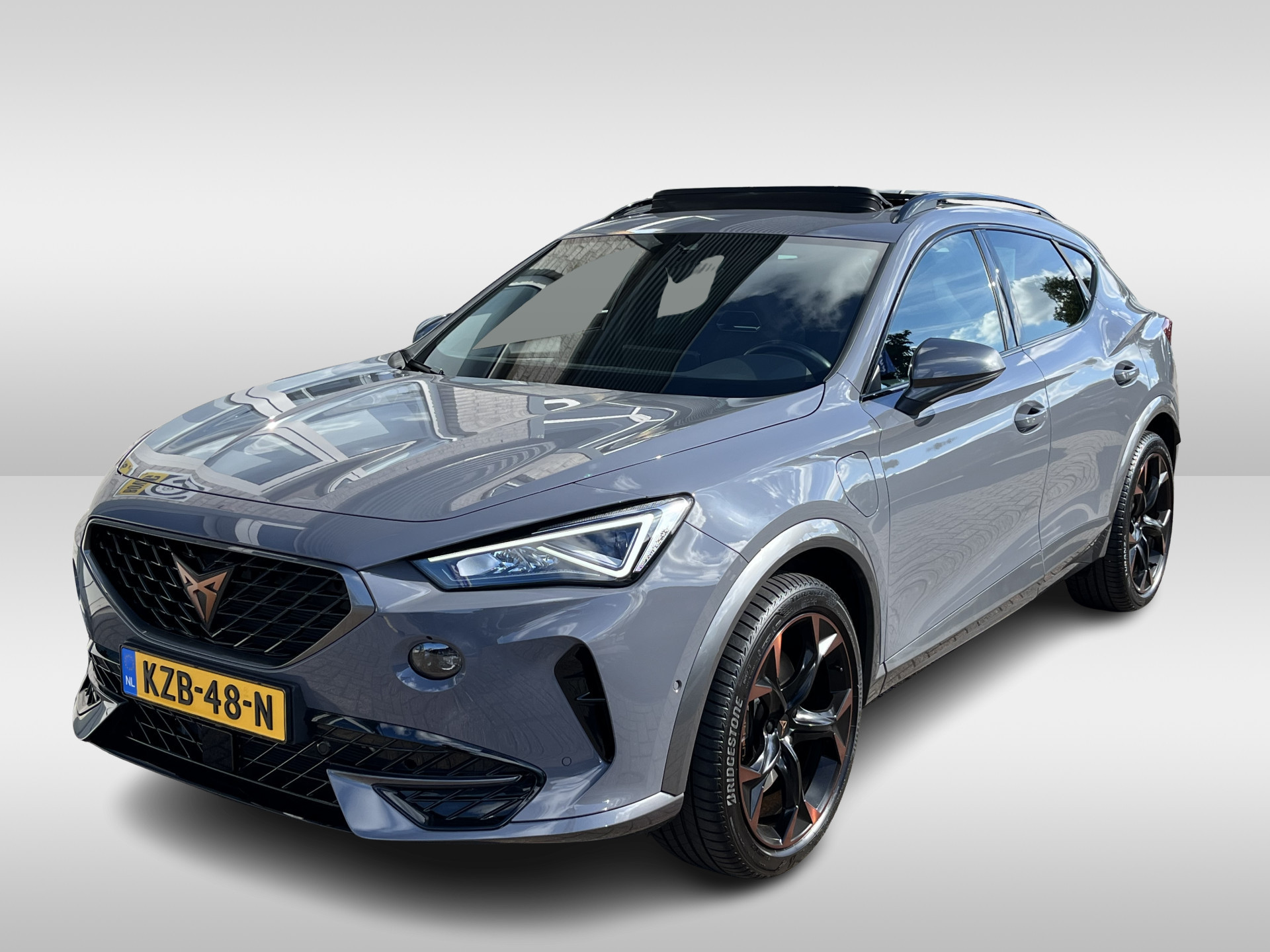 CUPRA Formentor 1.4 e-Hybrid VZ Performance / AUTOMAAT/ 245 PK/ PANO/ PARK.SENSOR.V+A/ CAMERA/ ACC/ FULL LINK/ STUUR+STOELVERWARM./ DODEHOEK/ KEYLESS/ DIGITAL DASH/ RIJ-MODI/ NAVI/ DAB/ CLIMA/ LED/ 19'' LMV