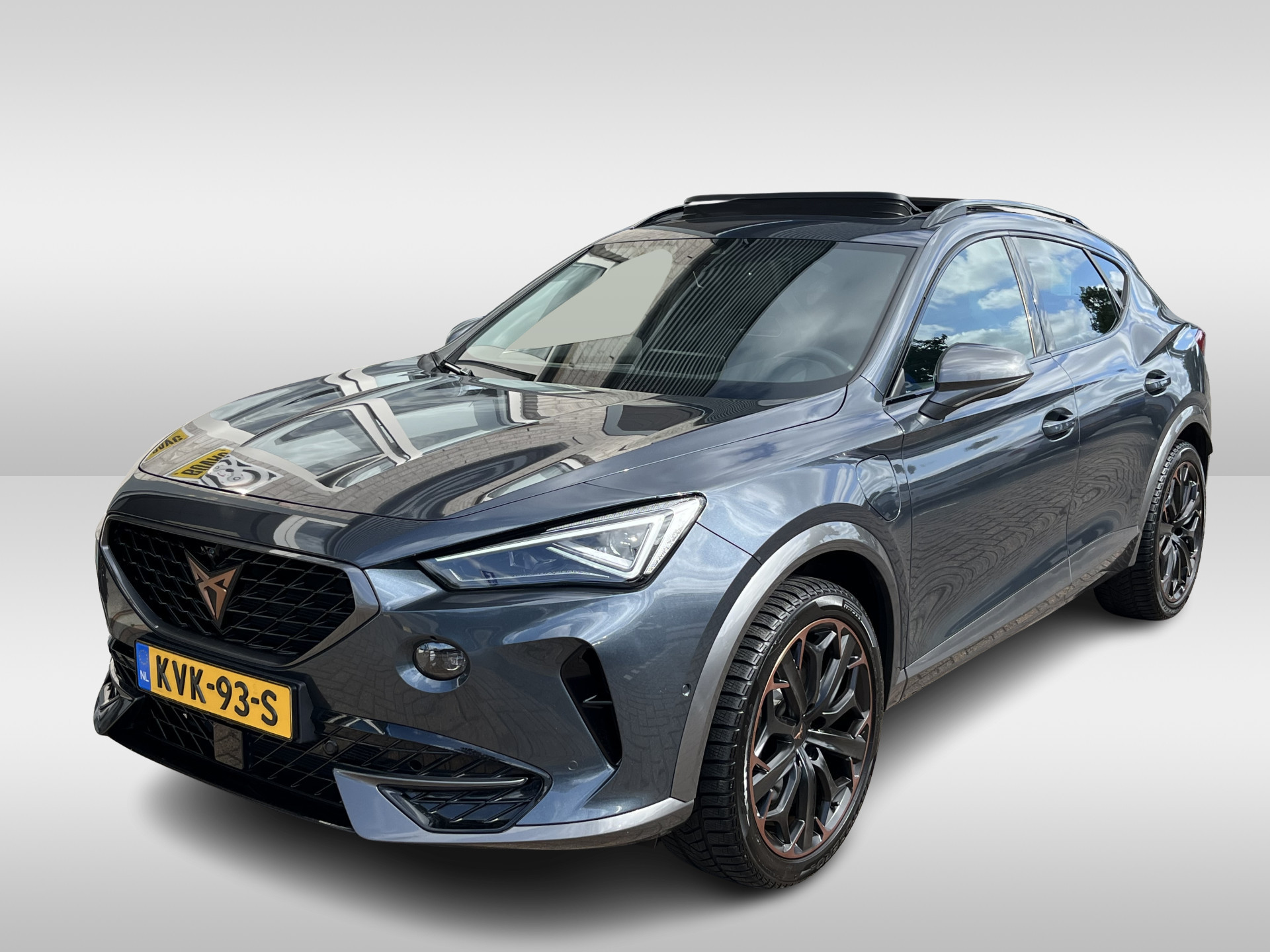 CUPRA Formentor 1.4 e-Hybrid VZ Black Edition / AUTOMAAT/ 245 PK/ PANO/ LEER/ TREKHAAK/ PARK.SENSOR. + 360 CAMERA/ ACC/ STUUR+STOELVERWARM./ MEMORY SEAT/ FULL LINK/ DODEHOEK/ ELEK.ACHTERKLEP/ KEYLESS/ NAVI/ DAB/ 19'' LMV