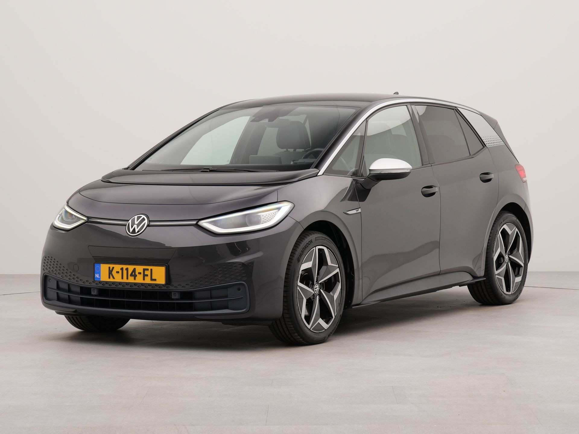 Volkswagen ID.3 First Plus 58 kWh incl afneembare trekhaak | SoH 92,9 % | Afneembare trekhaak | Apple Carplay | Navigatie | Voorstoelen verwarmd | Achteruitrij camera | Parkeersensoren voor en achter | Navigatie | Spraakbediening | Stuur verwarmd | W
