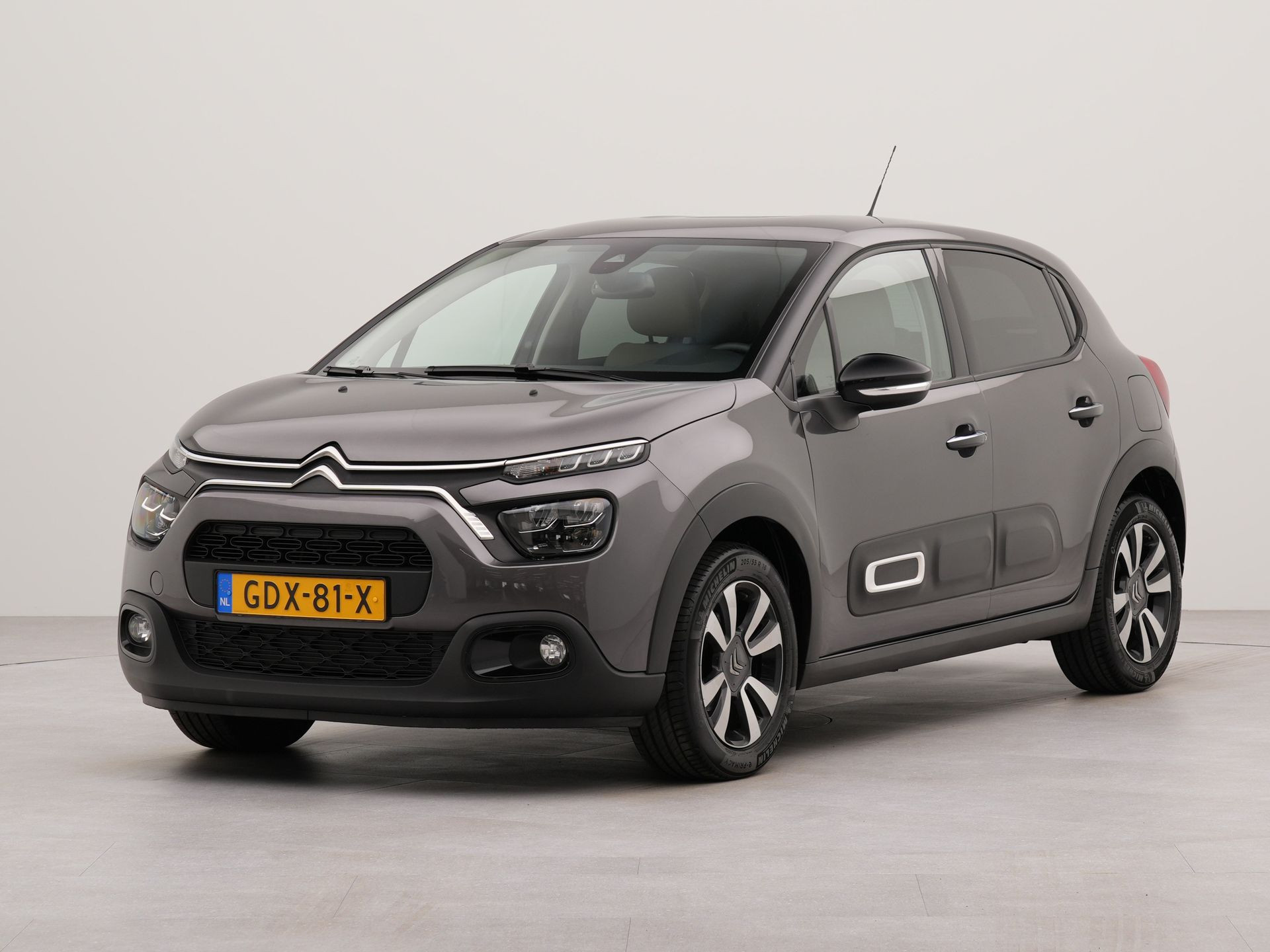 Citroën C3 1.2 PureTech Max | Apple Carplay | Navigatie | Parkeersensoren achter | Voorstoelen verwarmd | Cruise control | Achteruitrij camera |