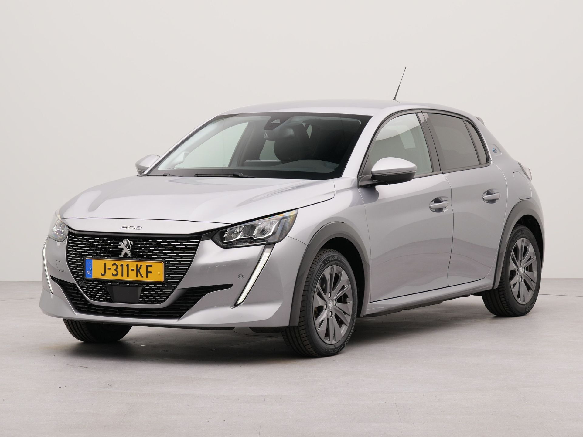 Peugeot e-208 EV Allure premier 50 kWh | Apple Carplay | Achteruitrij camera | Bluetooth | Navigatie | Parkeerhulp voor | Verwarmbare voorstoelen |