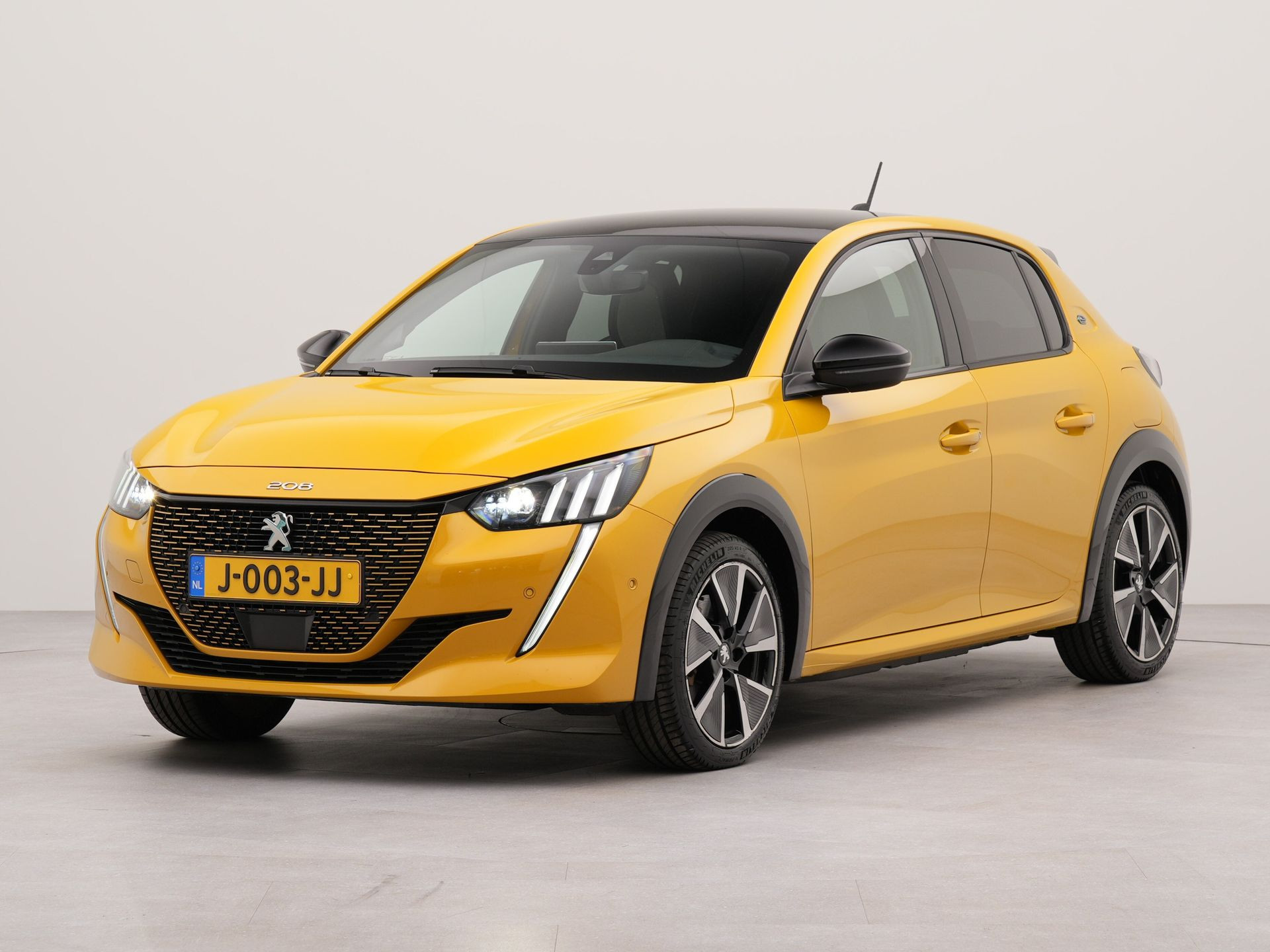 Peugeot e-208 EV GT 350 50 kWh | Apple Carplay | Navigatie | Voorstoel Verwarmd | Parkeersensoren Voor én Achter | Dodehoekdetectie | Lane Assist | Adaptive Cruise Control | Keyless Entry & Start |
