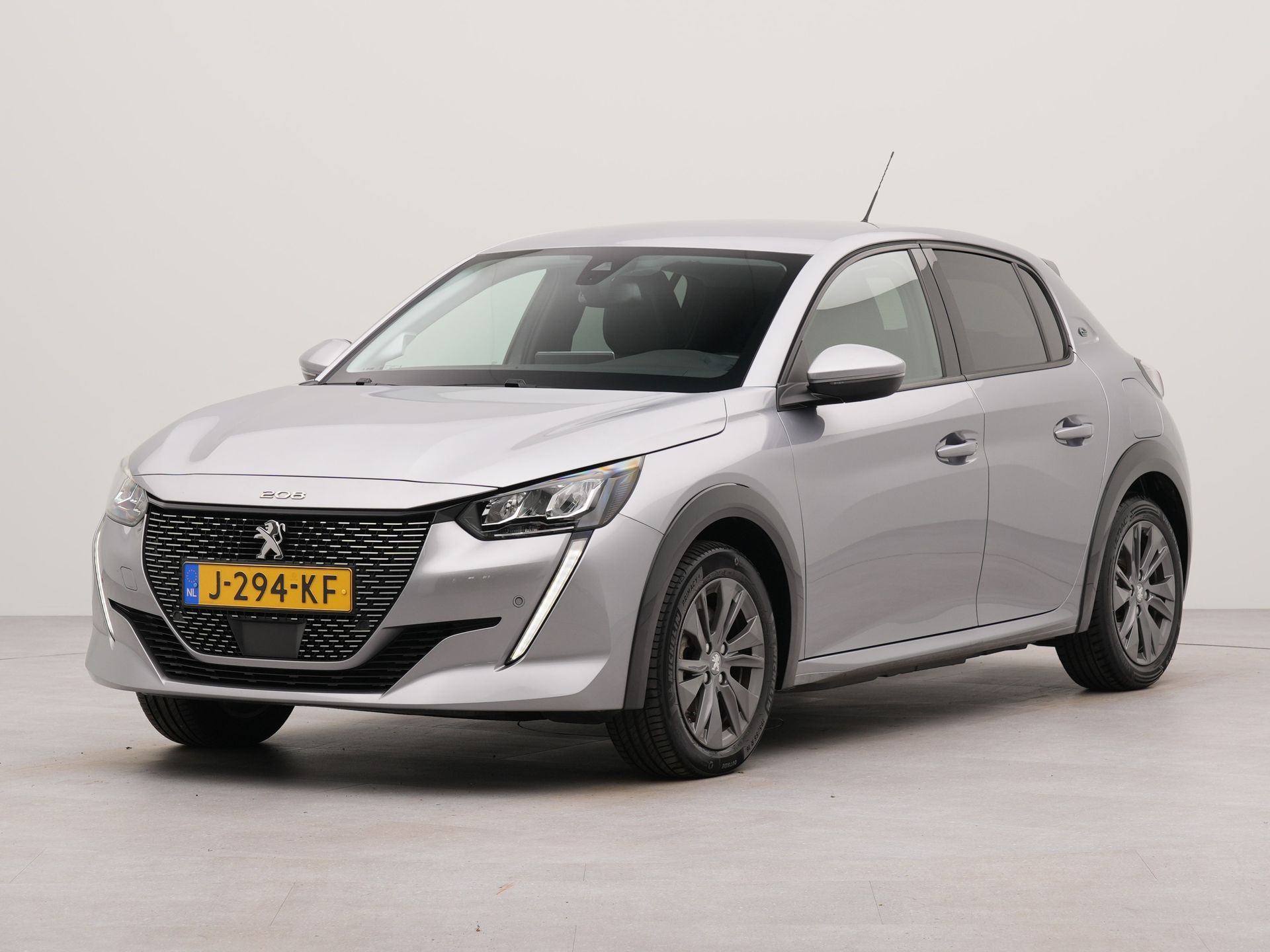 Peugeot e-208 EV Allure Première 1 fase 50 kWh | SoH 92,4% | Apple Carplay | Parkeerhulp voor en achter | Navigatie | Verwarmde voorstoelen |Achteruitrij camera |