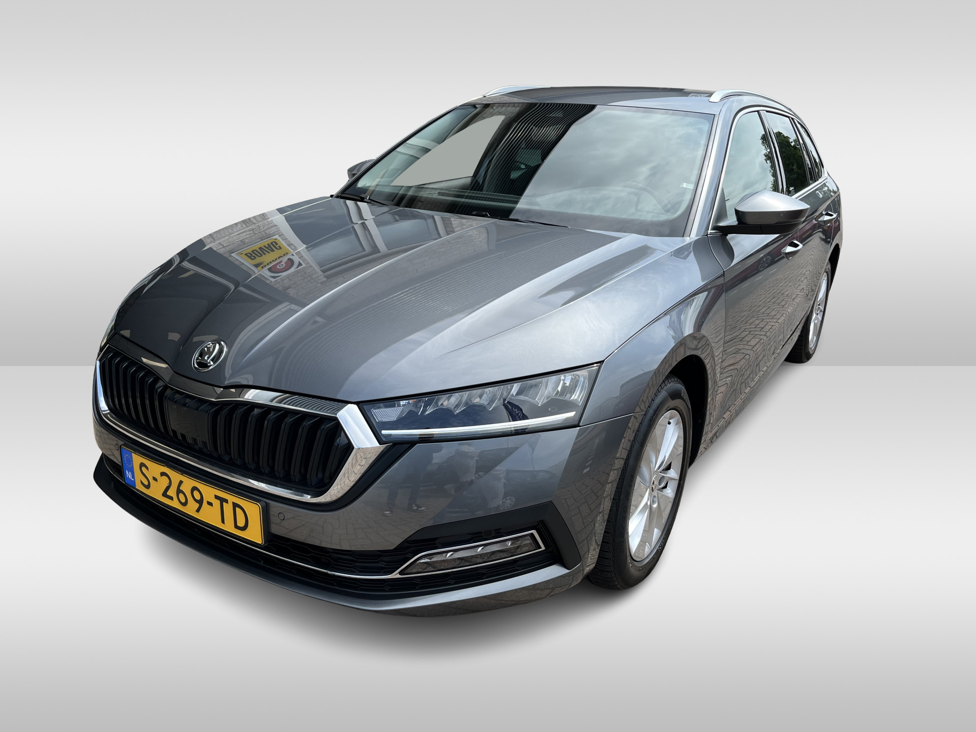Škoda Octavia Combi 1.0 e-TEC Business Edition / AUTOMAAT/ GARANTIE TM 04-2027/ DIGITAL DASH/ APP-CONNECT/ DRIVE SELECT/ ELEK. ACHTERKLEP/ CRUISE CONTROL/ NAVI/ DAB/ PARK. SENSOR. V+A/ CLIMA/ KEYLESS/ ISOFIX/ 16