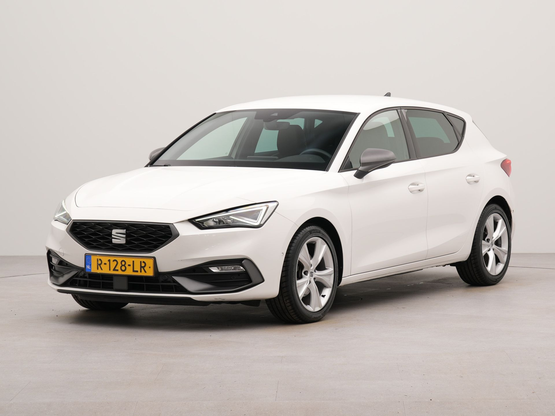 SEAT Leon Sportstourer 1.0 TSI FR Business Intense | Apple Carplay | Navigatie | Achteruitrij camera | Start/stop systeem | Sportstoelen | Vermoeidheids herkenning | Achteruitrij camera | Parkeer sensoren voor en achter | Leder stuurwiel | Sp