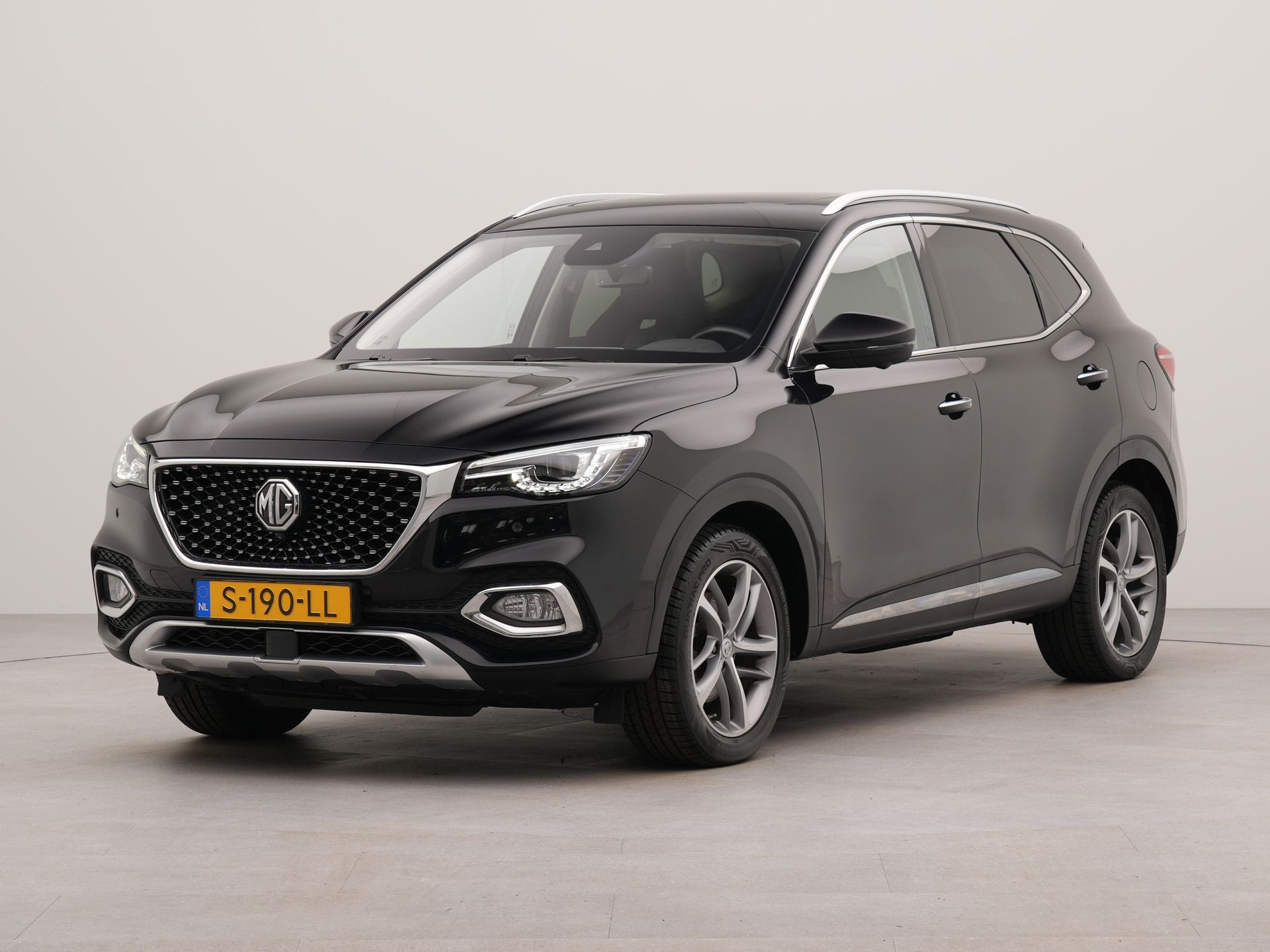 MG EHS 1.5 TGDI Luxury panorama dak incl.afneembare trekhaak | Electr.glazen panorama dak | Afneembare trekhaak | Apple Carplay | Dodehoek detector | Rondomzicht camera | Voorstoelen verwarmd | Navigatie | Parkeersensoren voor en achter |