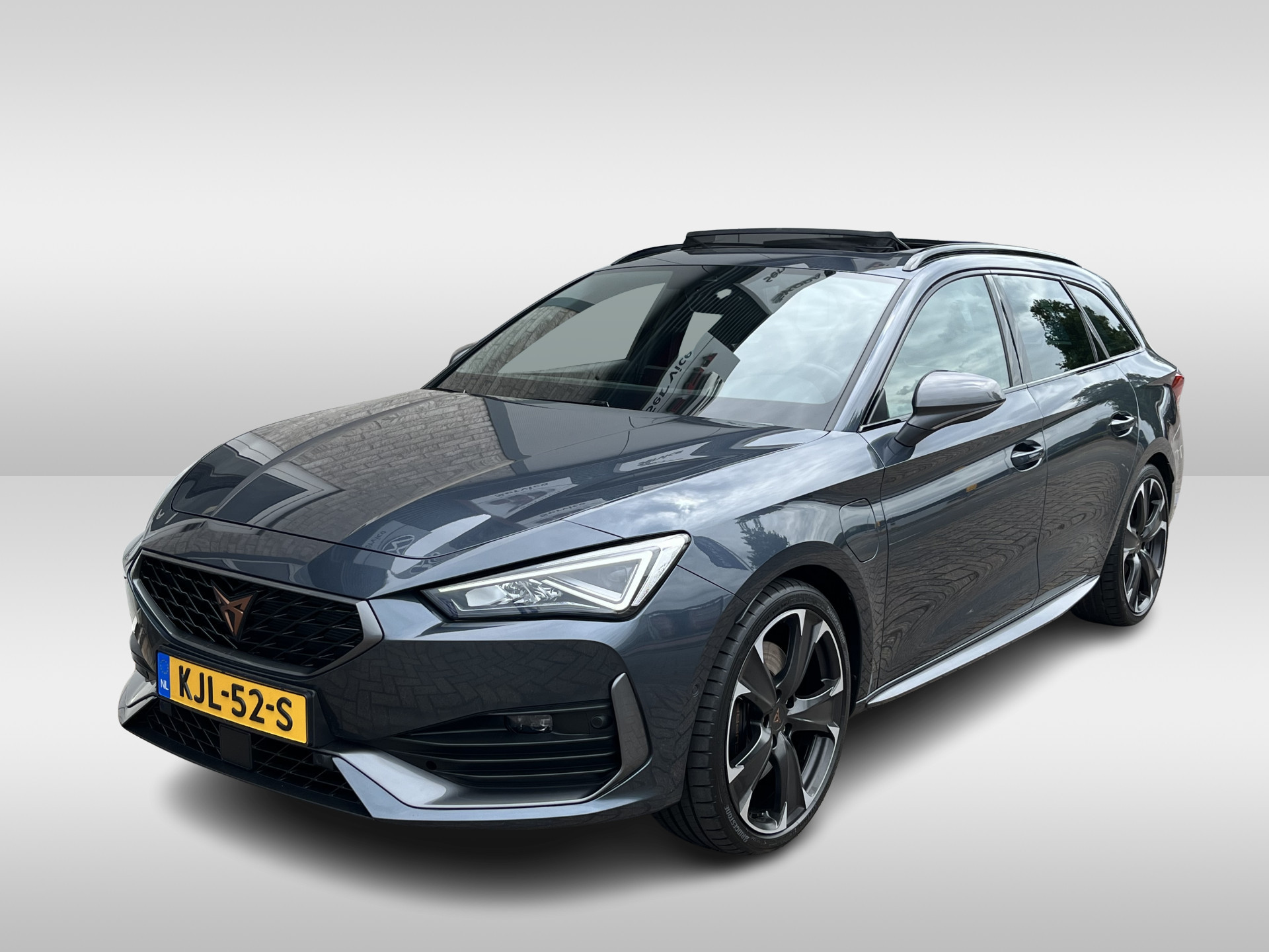 CUPRA Leon Sportstourer 1.4 e-Hybrid VZ Performance / AUTOMAAT/ 245PK/ PANO/ PARK.SENSOREN V+A/ CAMERA/ STUURVERWARM./ ACC/ DODEHOEK/ ELEK.ACHTERKLEP/ KEYLESS/ DIGITAL DASH/ RIJ-MODI/ NAVI/ DAB/ CLIMA/ LED/ 19'' LMV