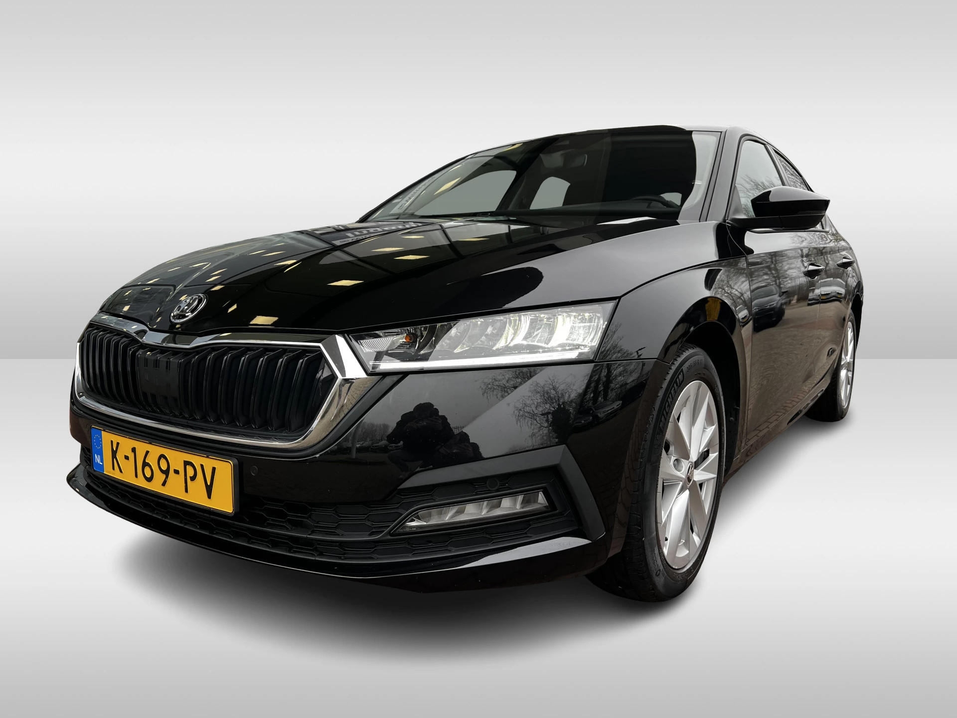 Škoda Octavia 1.0 e-TSI Business Edition DSG/ Hatchback/ Metallic/ Digitale Cockpit/ Led/ Elec. K./ Clima/ Navi/ Parkeersensor  V + A / 17 lmv/
