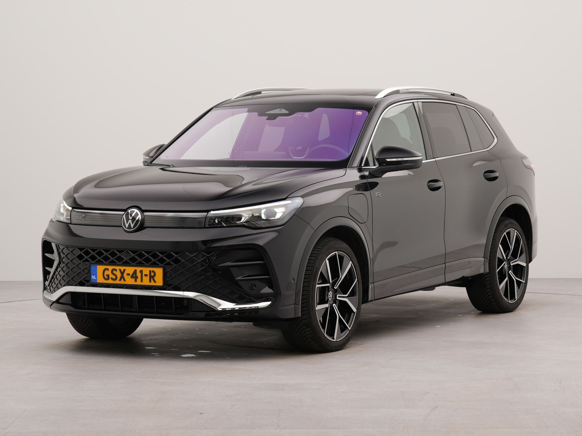 Volkswagen Tiguan 1.5 eHybrid R-Line Business panorama dak | Apple carplay- Android auto | Navigatie | Electr. panoramisch schuif-kanteldak | Achteruitrij camera | Parkeersensoren voor en achter | Sport voorstoel(en) ergonomisch met massage functie |