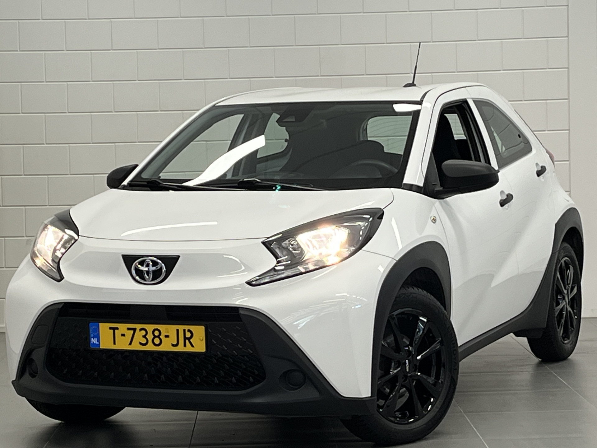 Toyota Aygo X 1.0 VVT-i MT BLACK PACK | APPLE CARPLAY / ANDROID AUTO | AIRCO | ELEKTRISCHE RAMEN | LEUKE ZUINIGE AUTO!!