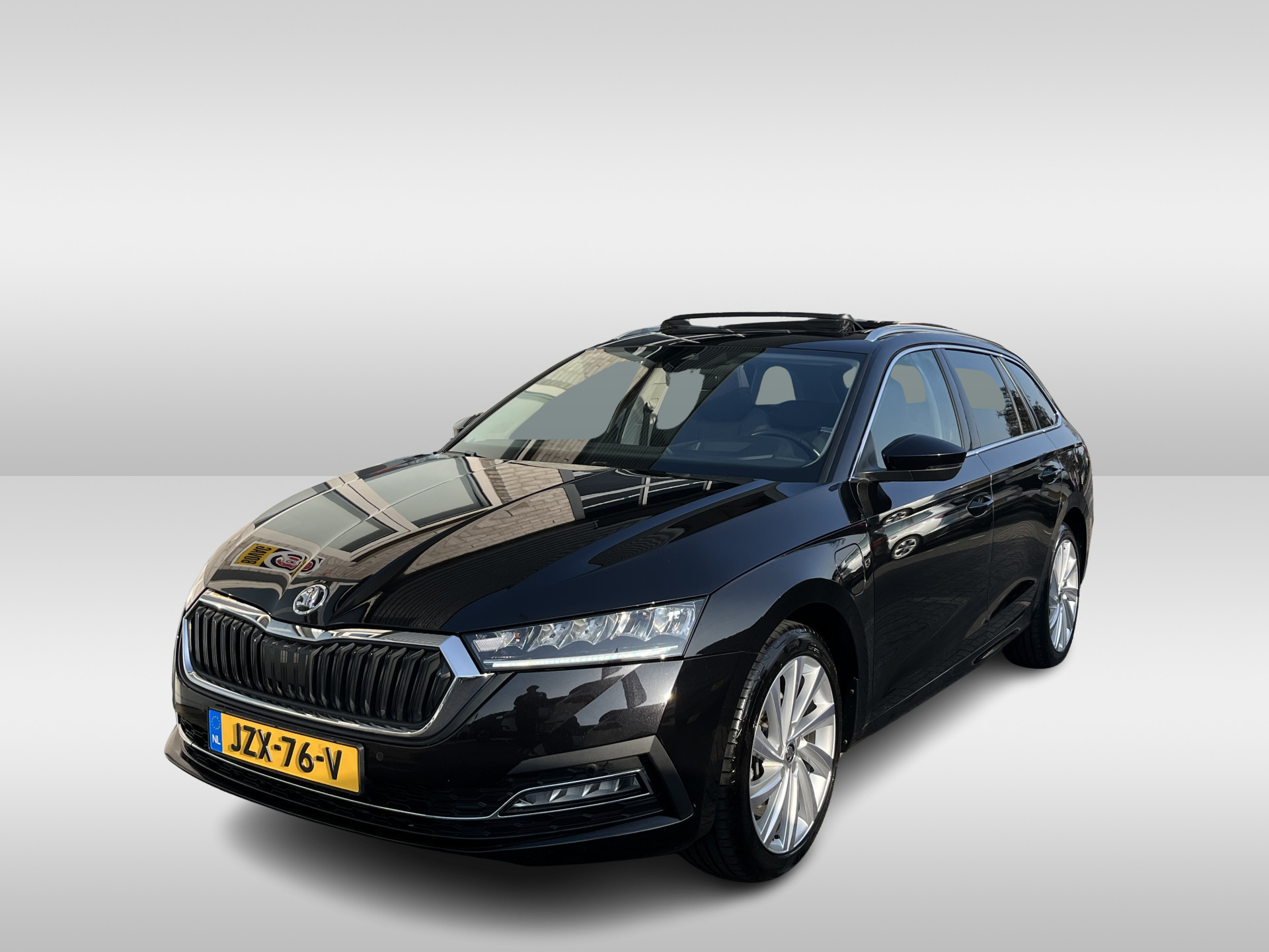 Škoda Octavia Combi 1.4 TSI iV PHEV Style / AUTOMAAT/ PANO/ TREKGEWICHT/ CAMERA/ PARK. SENSOREN/ DODE HOEK/ MEMORY SEATS/ KEYLESS/ ELEK. ACHTERKLEP/ SMARTLINK/ STOELVERWARM./ ADAPT. CRUISE/ NAVI/ CLIMA/ DAB