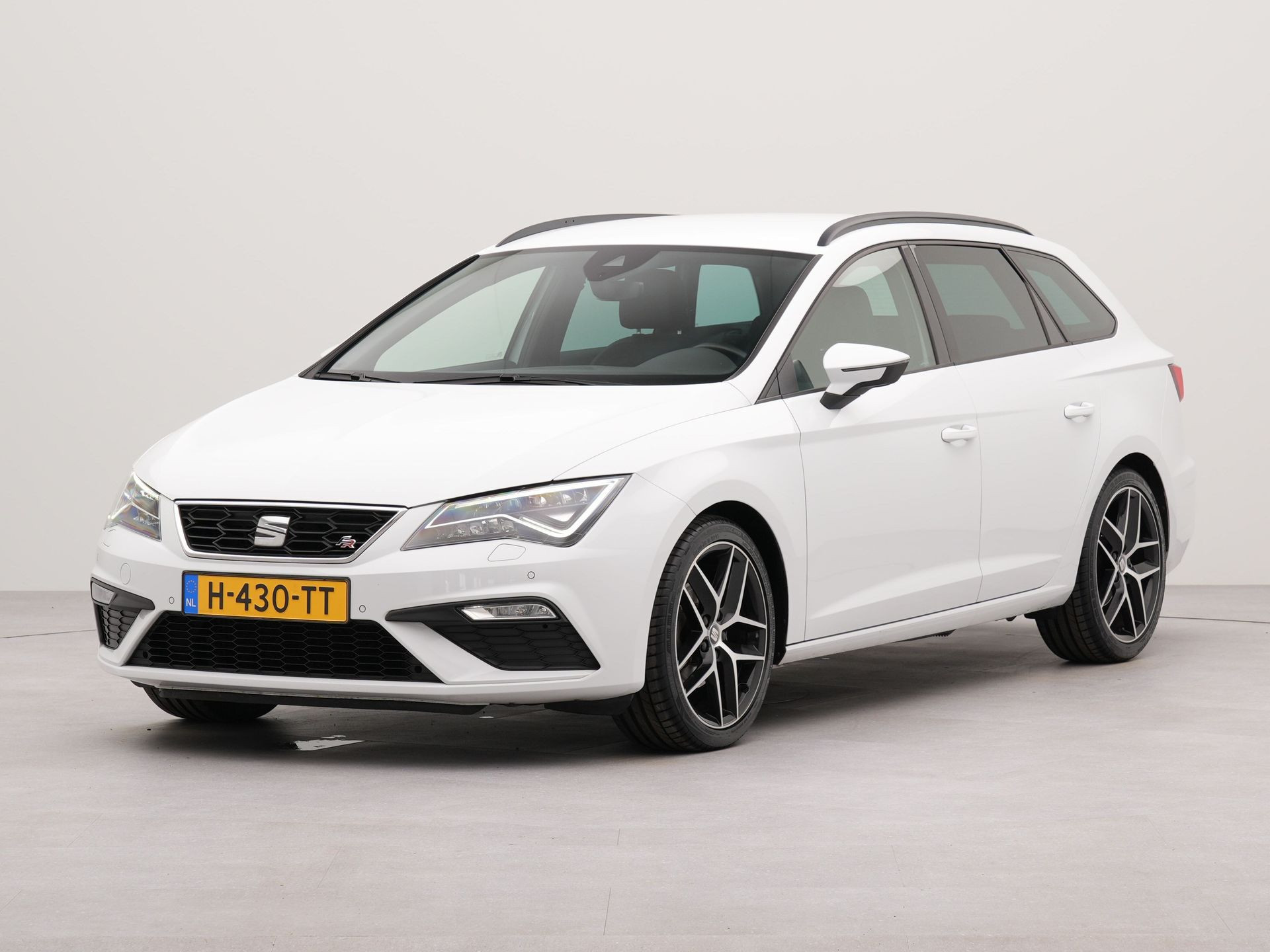 SEAT Leon ST 1.5 TSI FR Ultimate Edition | Apple Carplay | Navigatie | Achteruitrij camera | Parkeersensoren voor en achter | Voorstoelen verwarmd |