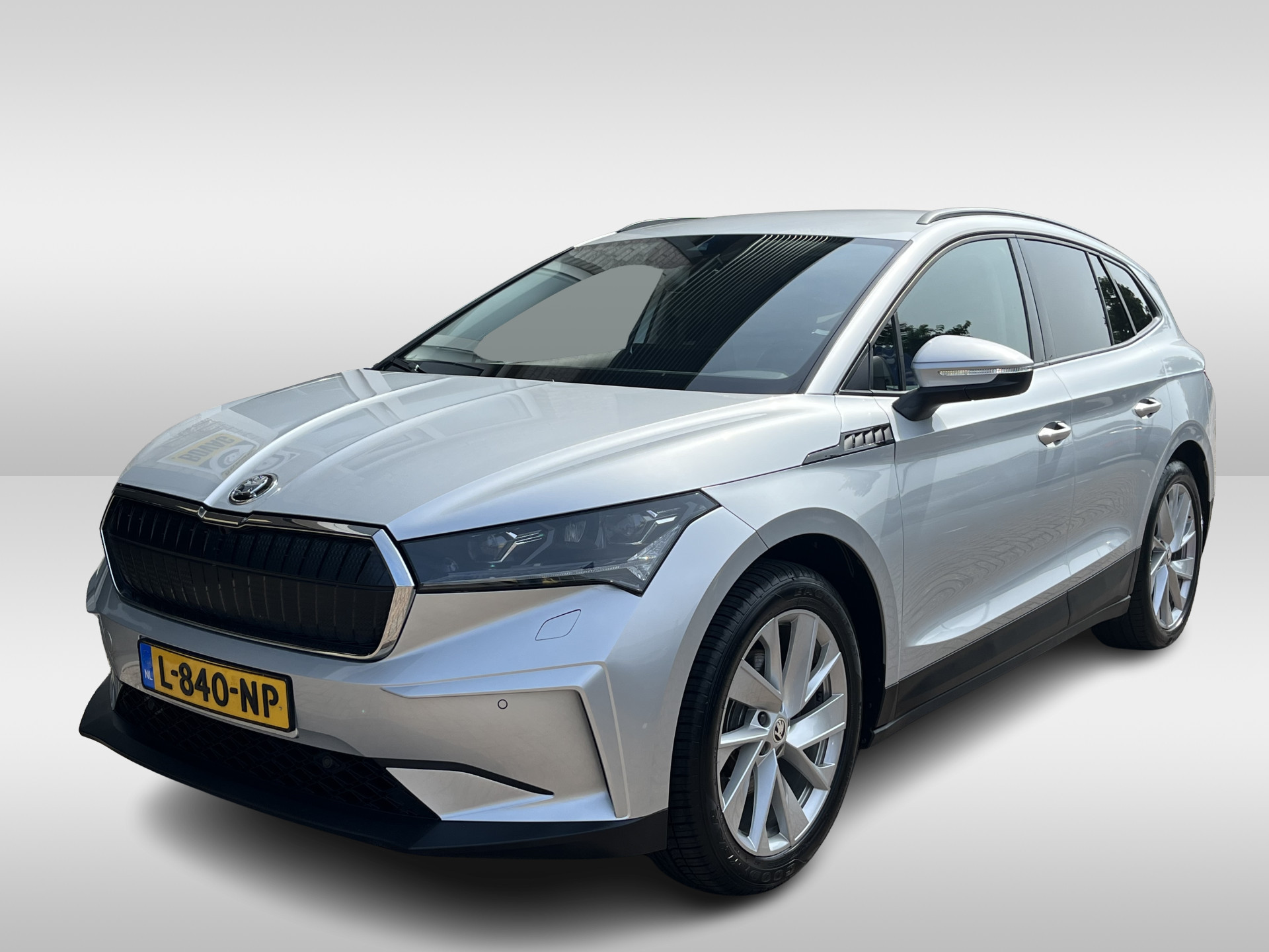 Škoda Enyaq iV 60 First Edition / SOH 92%/ CAMERA/ PARK. SENSOREN/ MEMORY SEATS/ CRYSTAL LIGHTING/ KEYLESS/ DODE HOEK/ STOEL-STUURVERWARM./ ADAPT. CRUISE/ TRAVEL ASSIST/ SMARTLINK/ NAVI/ CLIMA/ DAB