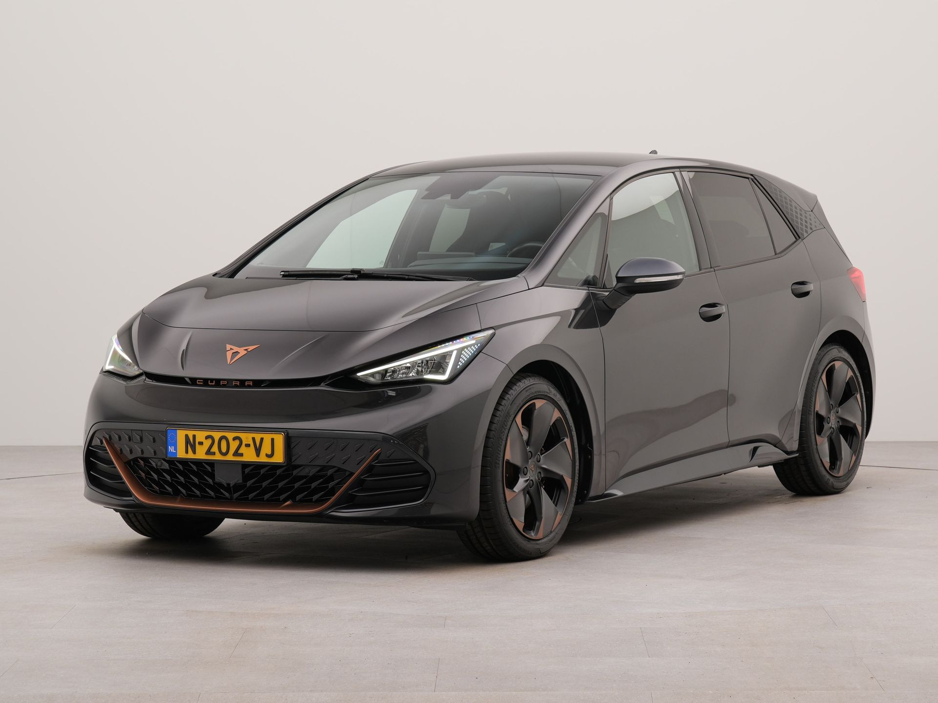 CUPRA Born Adrenaline One 62 kWh | SoH 94,5 % | Apple carplay | Navigatie | Achteruitrij camera | Parkeersensoren voor en achter | Voorstoelen verwarmd | Sportstoelen-onderstel | Spraakbediening |