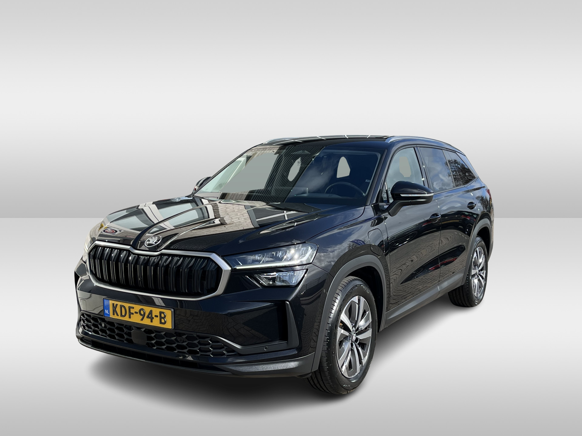 Škoda Kodiaq 1.5 TSI PHEV Selection / AUTOMAAT/ GARANTIE TM 11-2027/ CAMERA/ PARK. SENSOREN/ HEAD-UP DISPLAY/ MEMORY SEATS/ DODE HOEK/ SMARTLINK/ STOEL-STUURVERWARM./ LED/ ELEK. ACHTERKLEP/ KEYLESS/ ADAPT. CRUISE/ NAVI/ CLIMA/ 