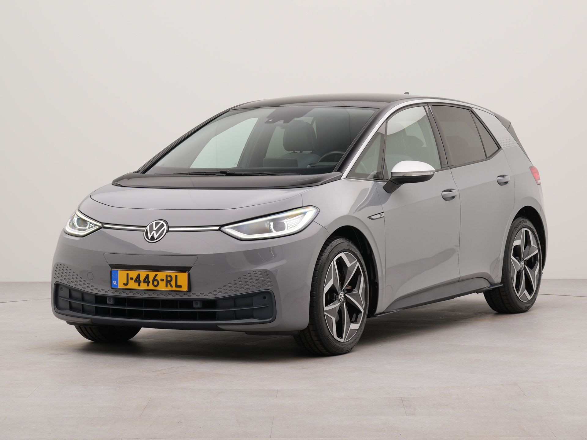 Volkswagen ID.3 First Plus 58 kWh | Apple carplay | Bluetooth | Achteruitrij camera | Voorstoelen verwarmd | Parkeersensoren voor en achter | Navigatie | Spraakbediening |