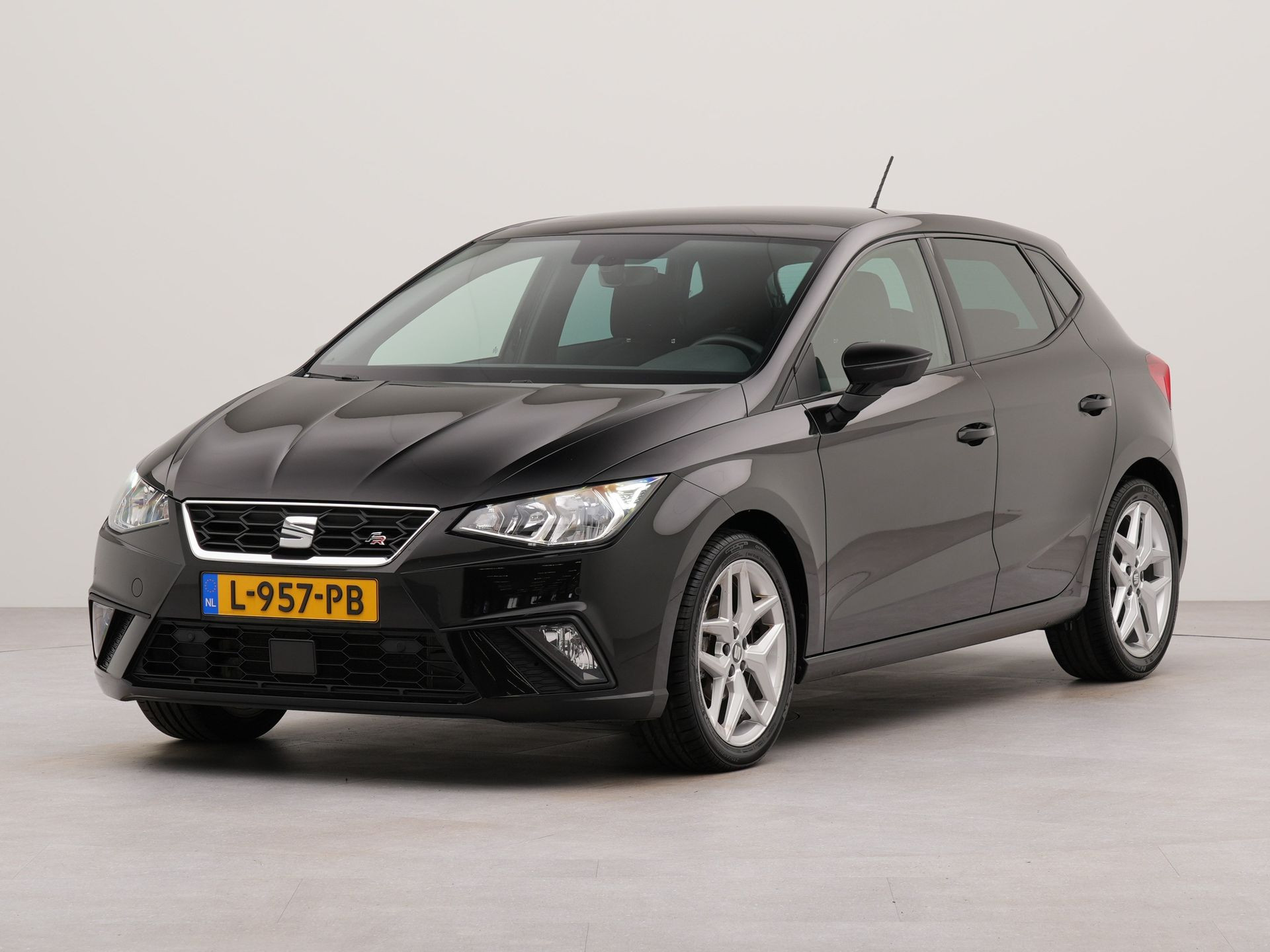 SEAT Ibiza 1.0 EcoTSI FR Business Intense schuif/panorama dak | Apple Carplay | Electr.glazen schuif panorama dak | Voorstoelen verwarmd | Achteruitrij camera | Parkeersensoren voor en achter | Navigatie | Sportstoelen |