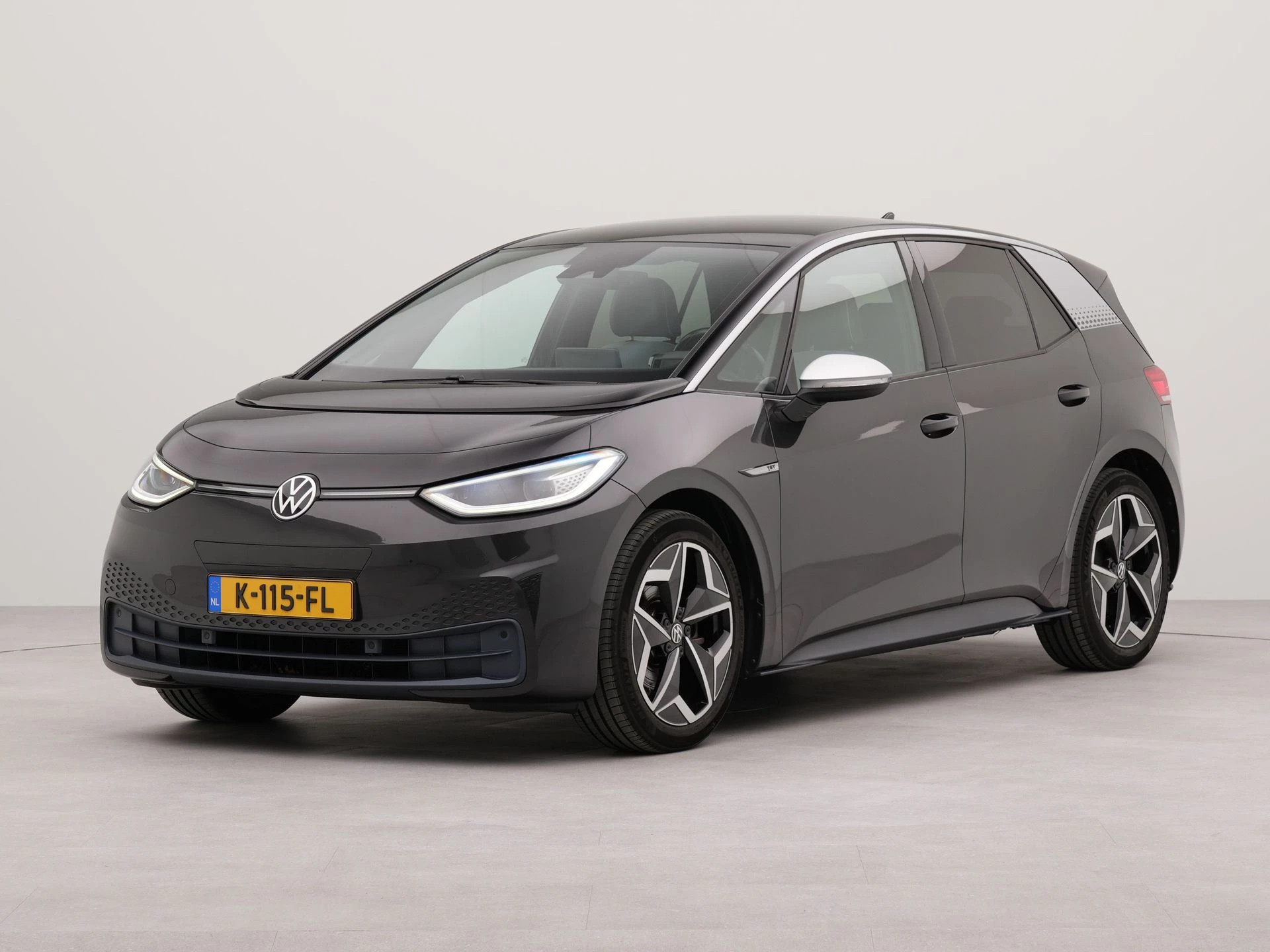 Volkswagen ID.3 First Plus 58 kWh Appconnect | Wifi | Achteruitrij camera | Bluetooth | Parkeersensoren voor en achter | Voorstoelen verwarmd |