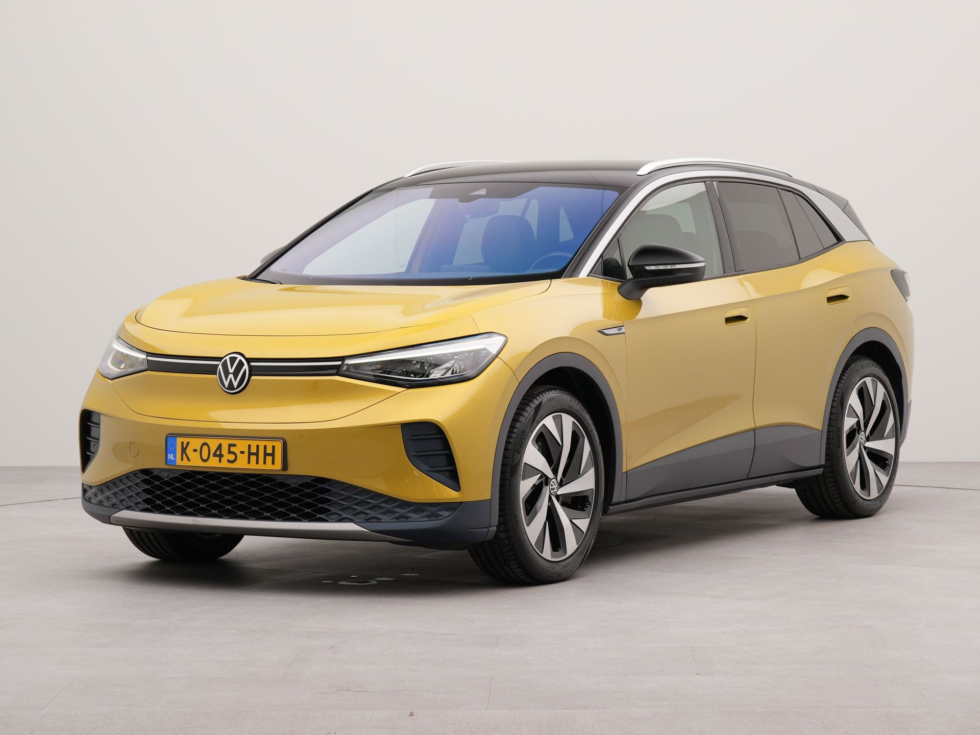 Volkswagen ID.4 First 77 kWh | Apple Carplay | Navigatie | Electr. bedienbare trekhaak |  Voorstoelen verwarmd |  Achteruitrij camera | Parkeersensoren voor en achter |