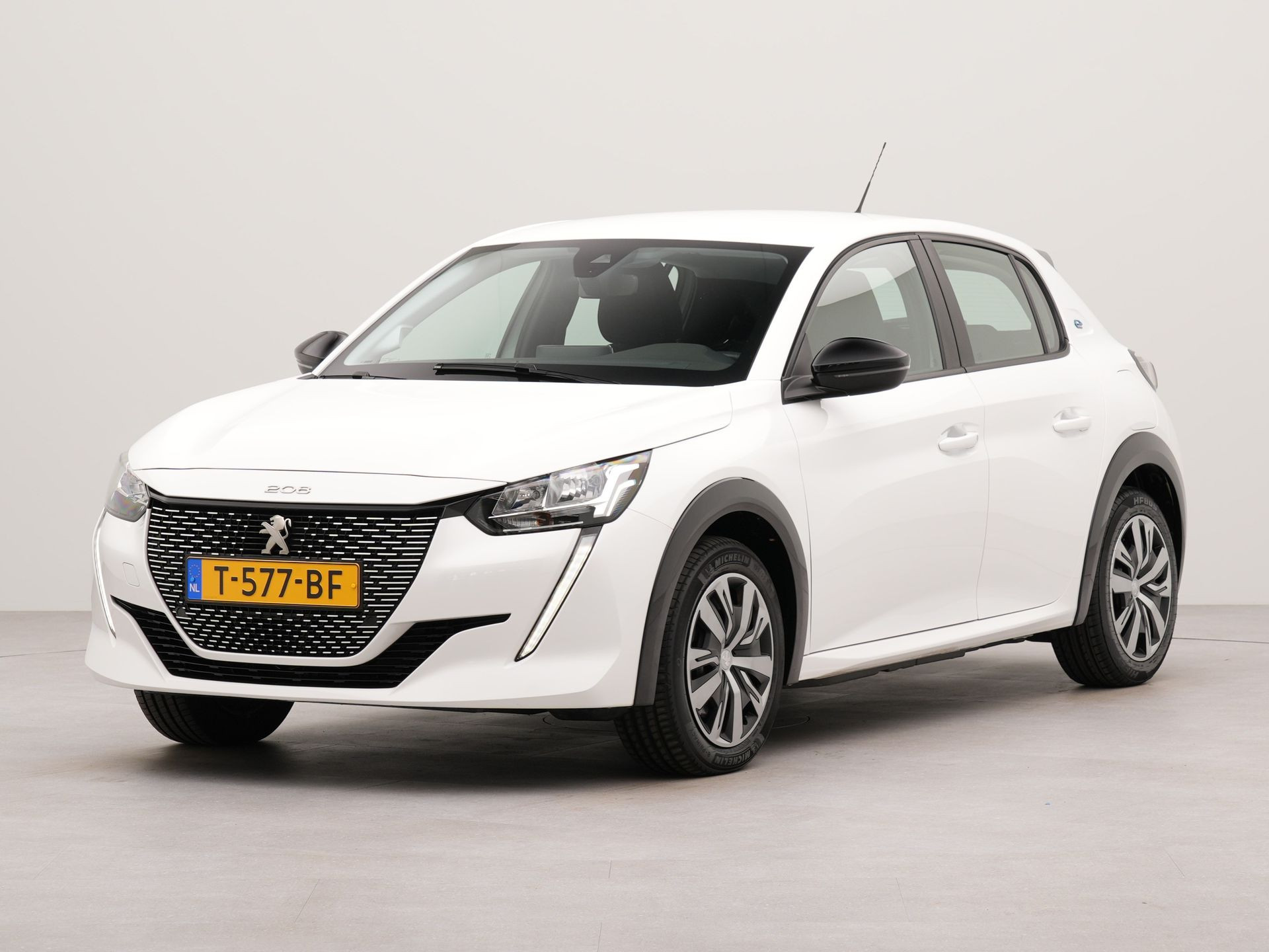 Peugeot e-208 EV Active 50 kWh | Apple carplay - android auto | Connected services | Bluetooth | Cruise control | Parkeersensoren achter | Airco |