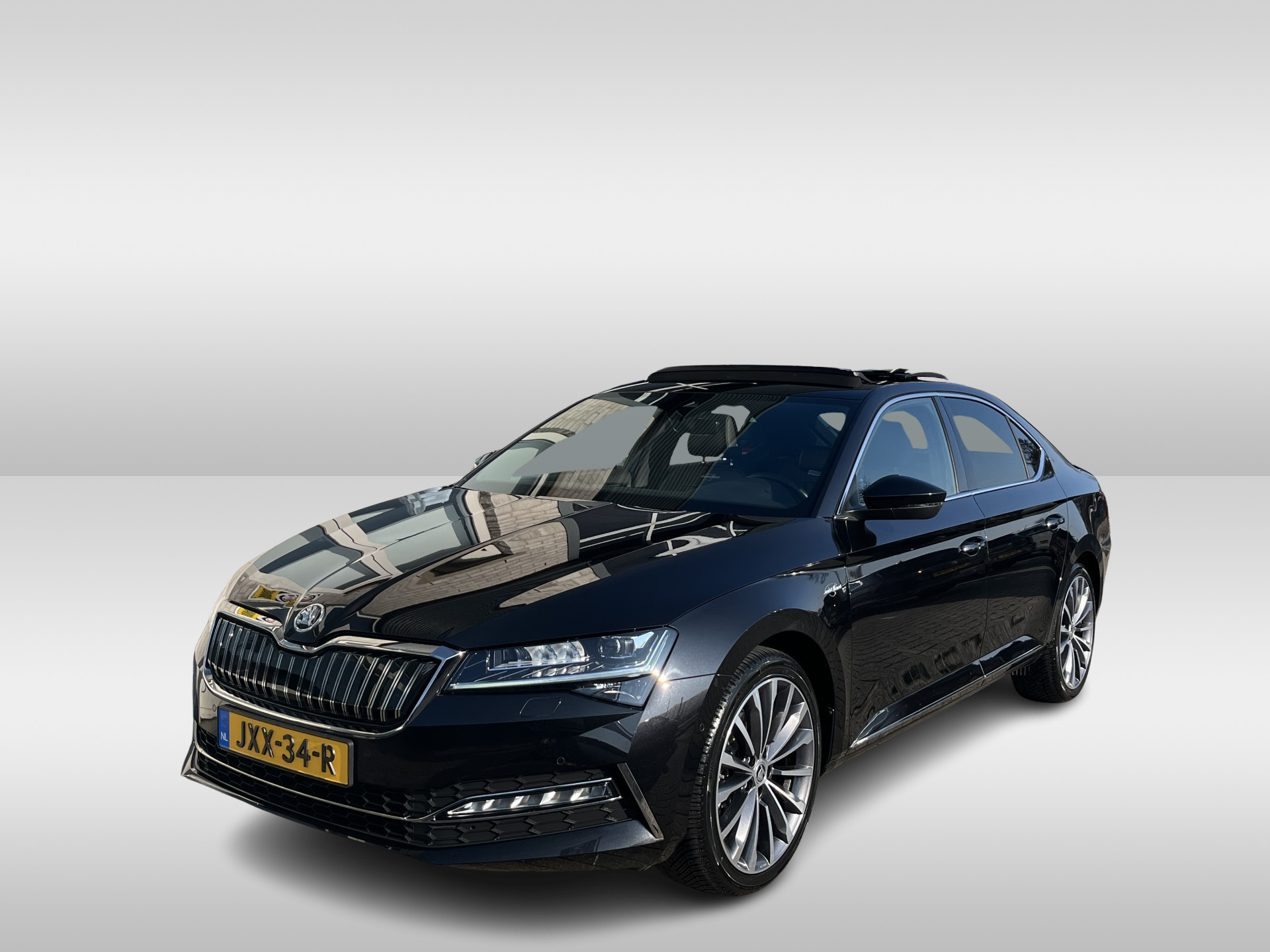 Škoda Superb 1.4 TSI iV Laurin & Klement / AUTOMAAT/ PANO/ STANDKACHEL/ DCC/ MEMORY SEAT/ STOELVERWARM./ PARK.SENSOR.V+A/ CAMERA/ DODEHOEK/ SMARTLINK/ ACC/ ELEK.KLEP/ KEYLESS/ LEDER/ NAVI/ DAB/ CLIMA/ LED/ ISOFIX/ 19'' LMV