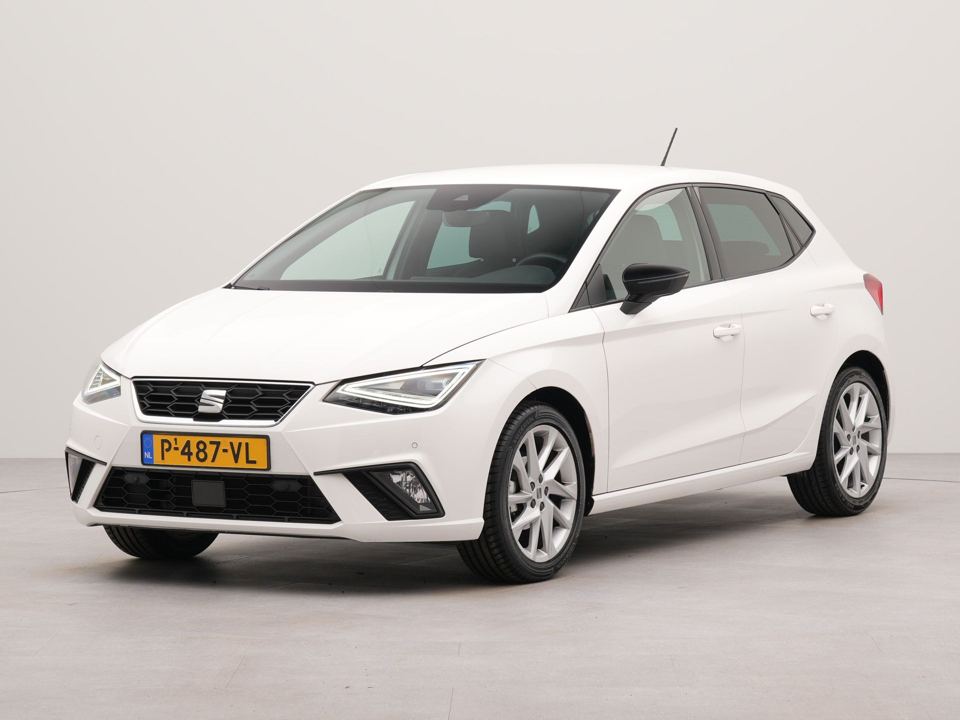 SEAT Ibiza 1.0 EcoTSI FR Business Intense incl afneembare trekhaak | Apple Carplay | Afneembare trekhaak | Navigatie | Achteruitrij camera | Parkeersensoren voor en achter | Sportstoelen | Voorstoelen verwarmd |